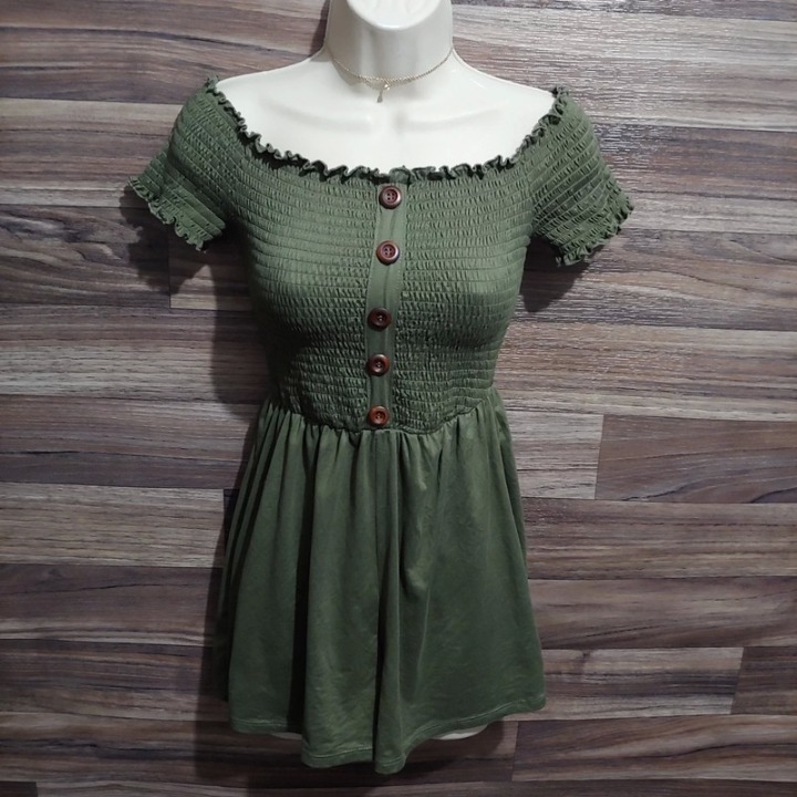 Closet clearout! Rue 21 green off the shoulders short romper size medium
