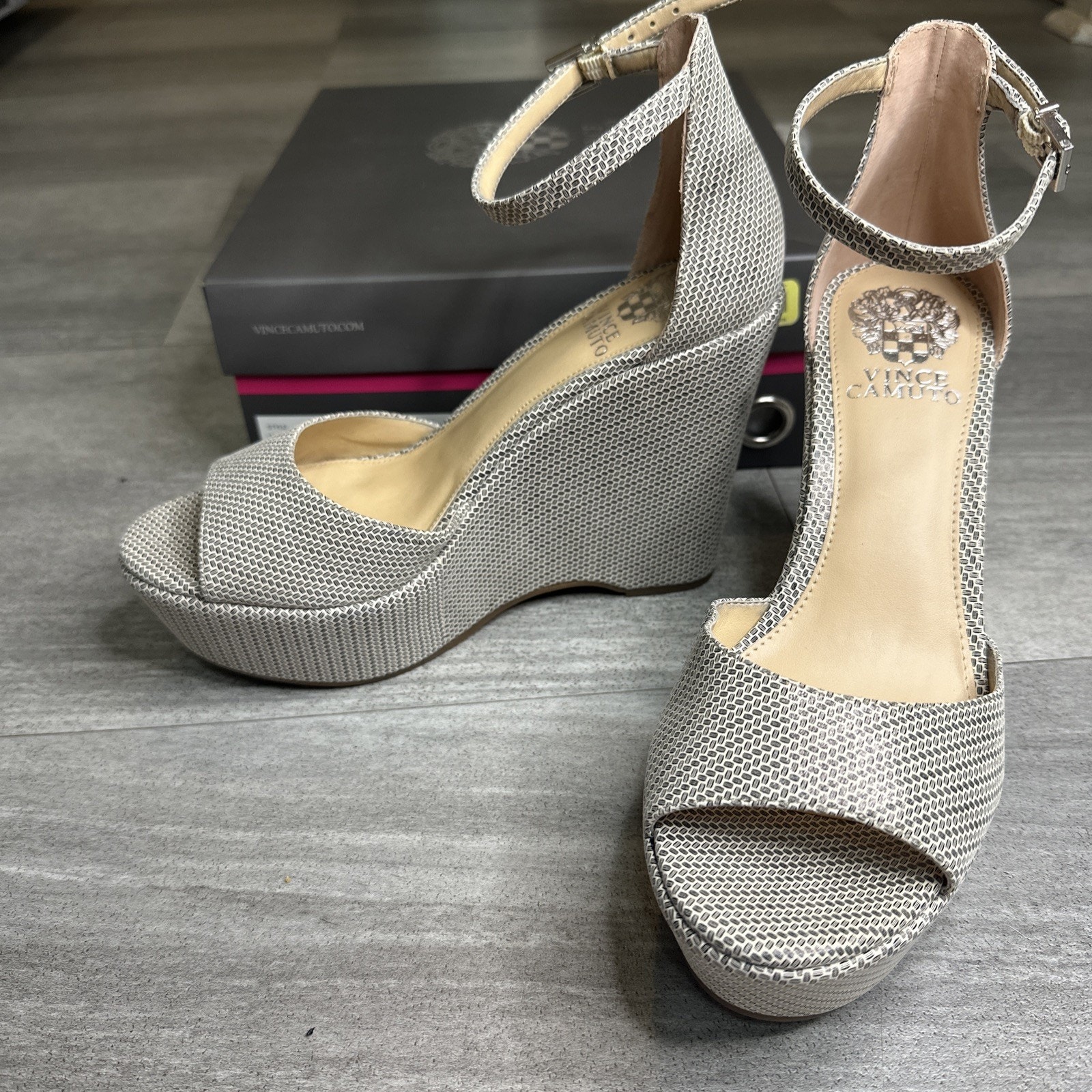 Vince Camuto Tatchen Black/White Leather Ankle Strap Platform Wedges Size 8.5 M