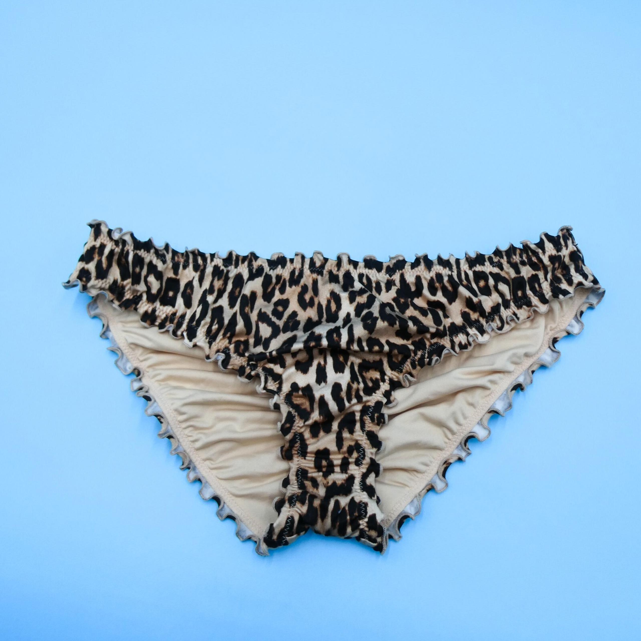 Victorias Secret Medium Leopard Print Bikini Bottom Ruffle Cheeky Swimwear Beach