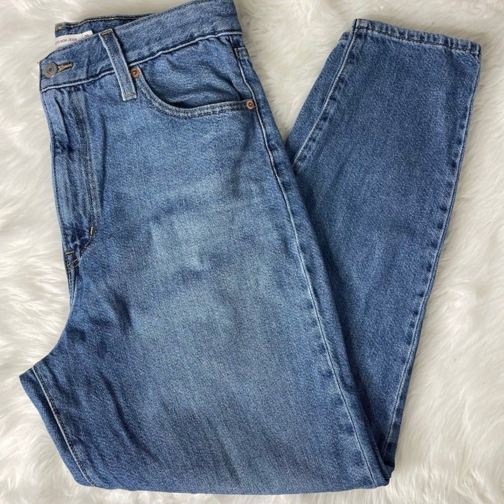 Levi's High Waisted Mom Jeans Taper Straight Size 31