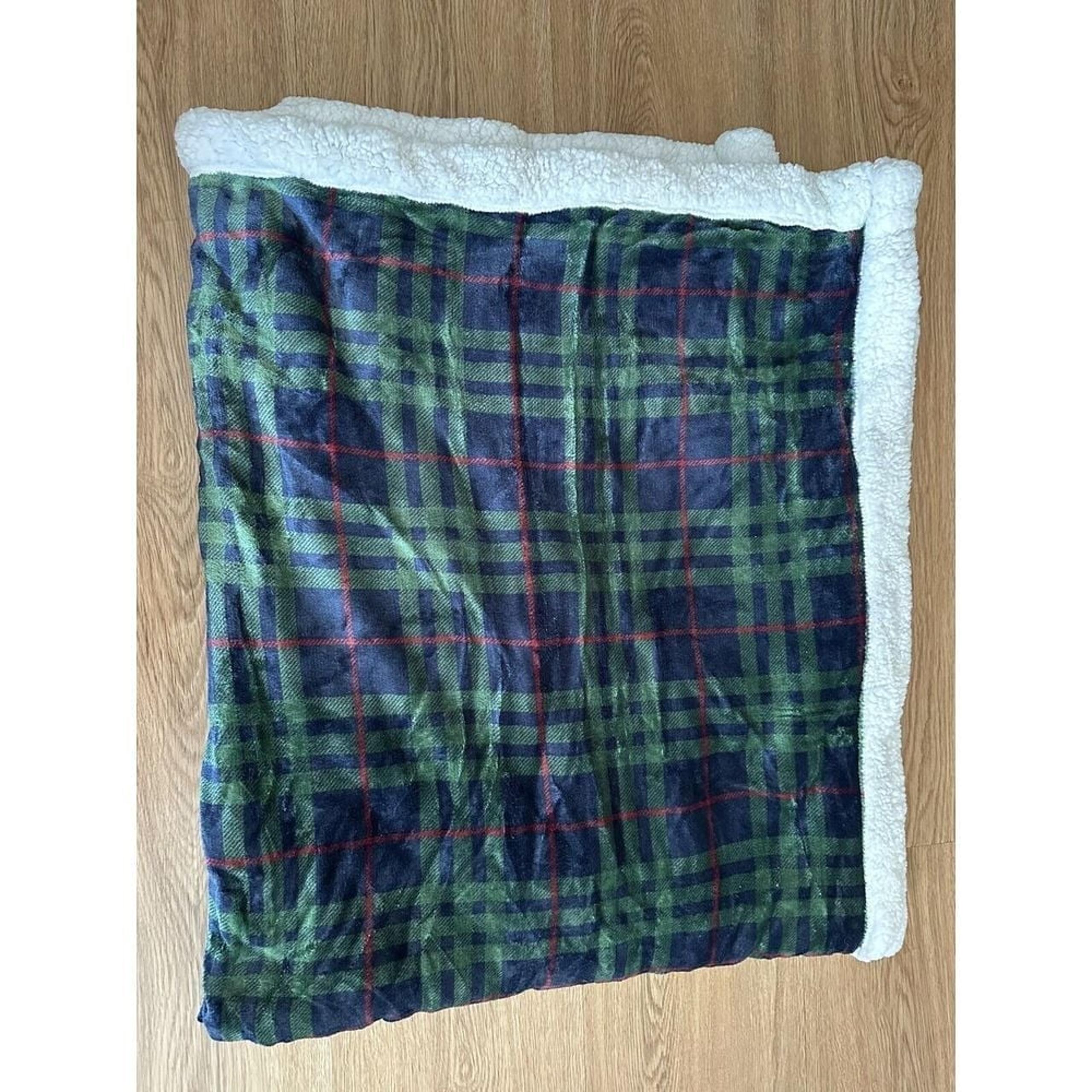 Martha Stewart Classic Sherpa Blue/Green Plaid Throw 50" X 60" NEW