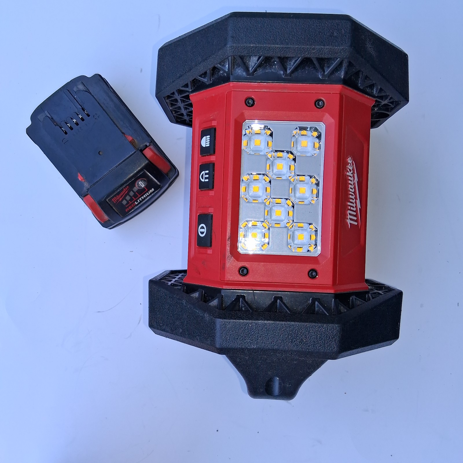 Milwaukee 18-Volt Lithium-Ion Cordless 1500 Lumens LED Flood Light +Battery