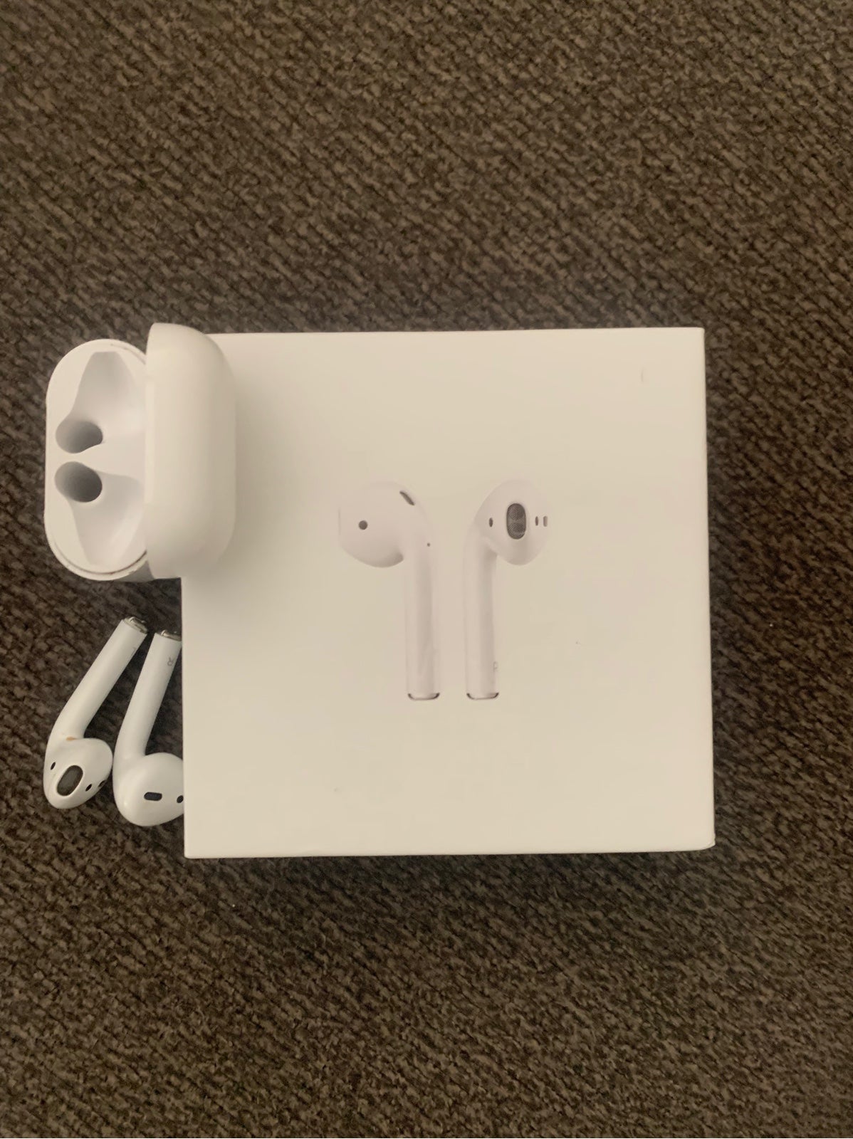 Apple AirPods (2nd generation)