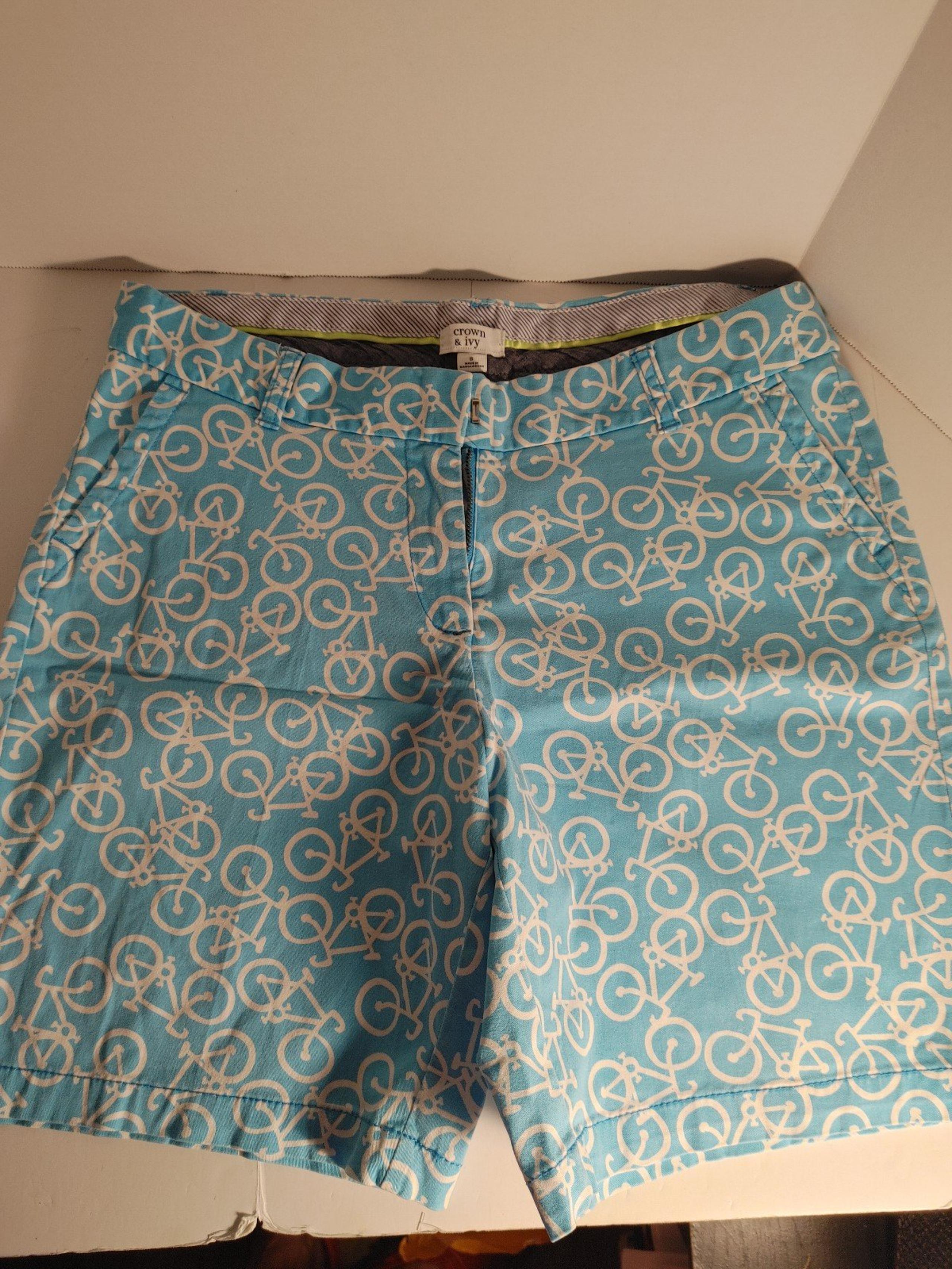 Crown & Ivy Bermuda Shorts Size 8 Bicycle Designs Blue and White Zip up