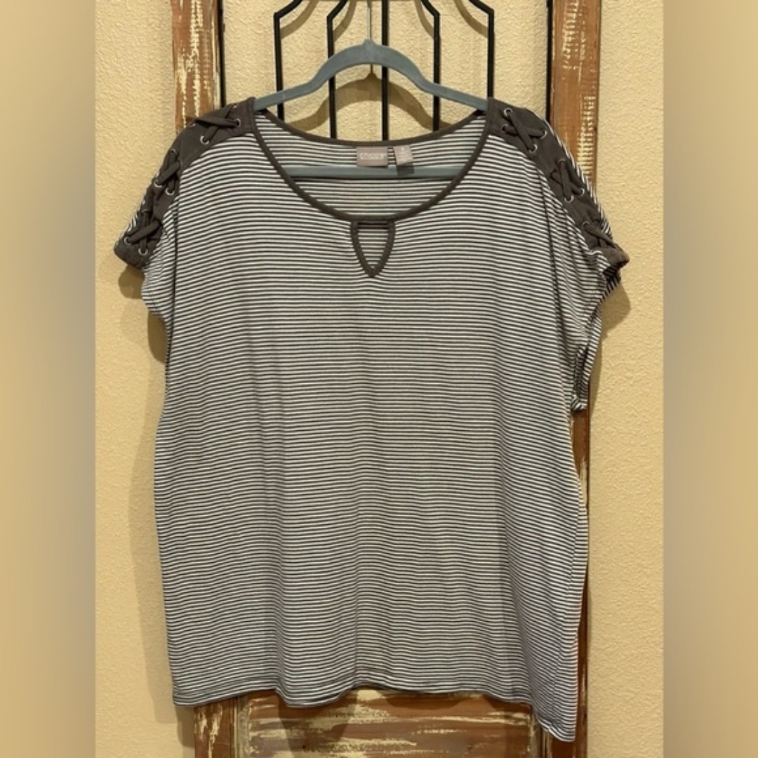 Chicos short sleeve keyhole striped top