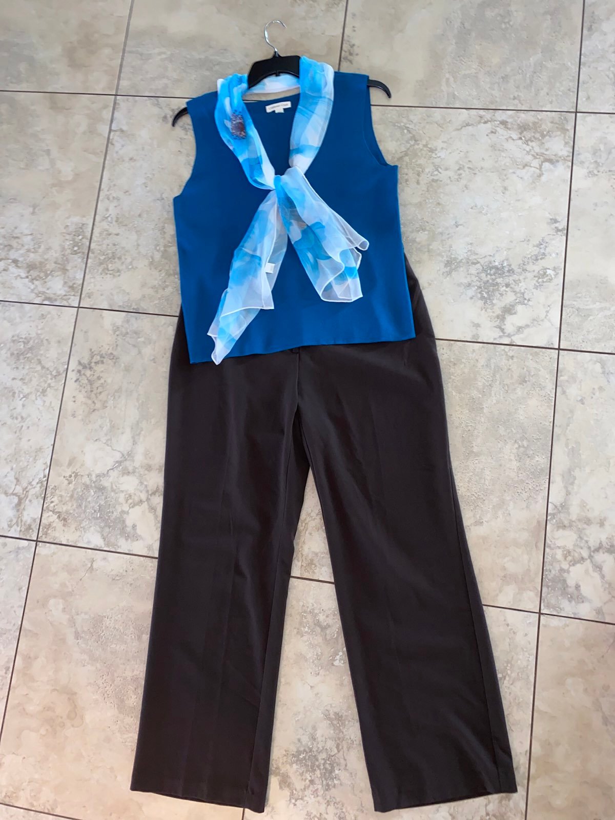 Outfit: 1X Top;16W Pants;Scarf