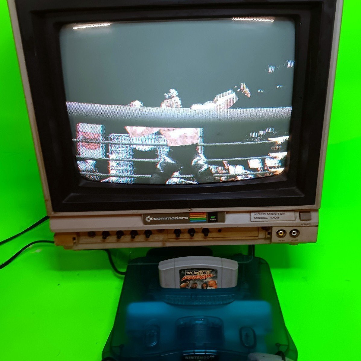 OLD SCHOOL Commodore 1702 Retro Gaming Video Monitor 13 CRT Color Display TV
