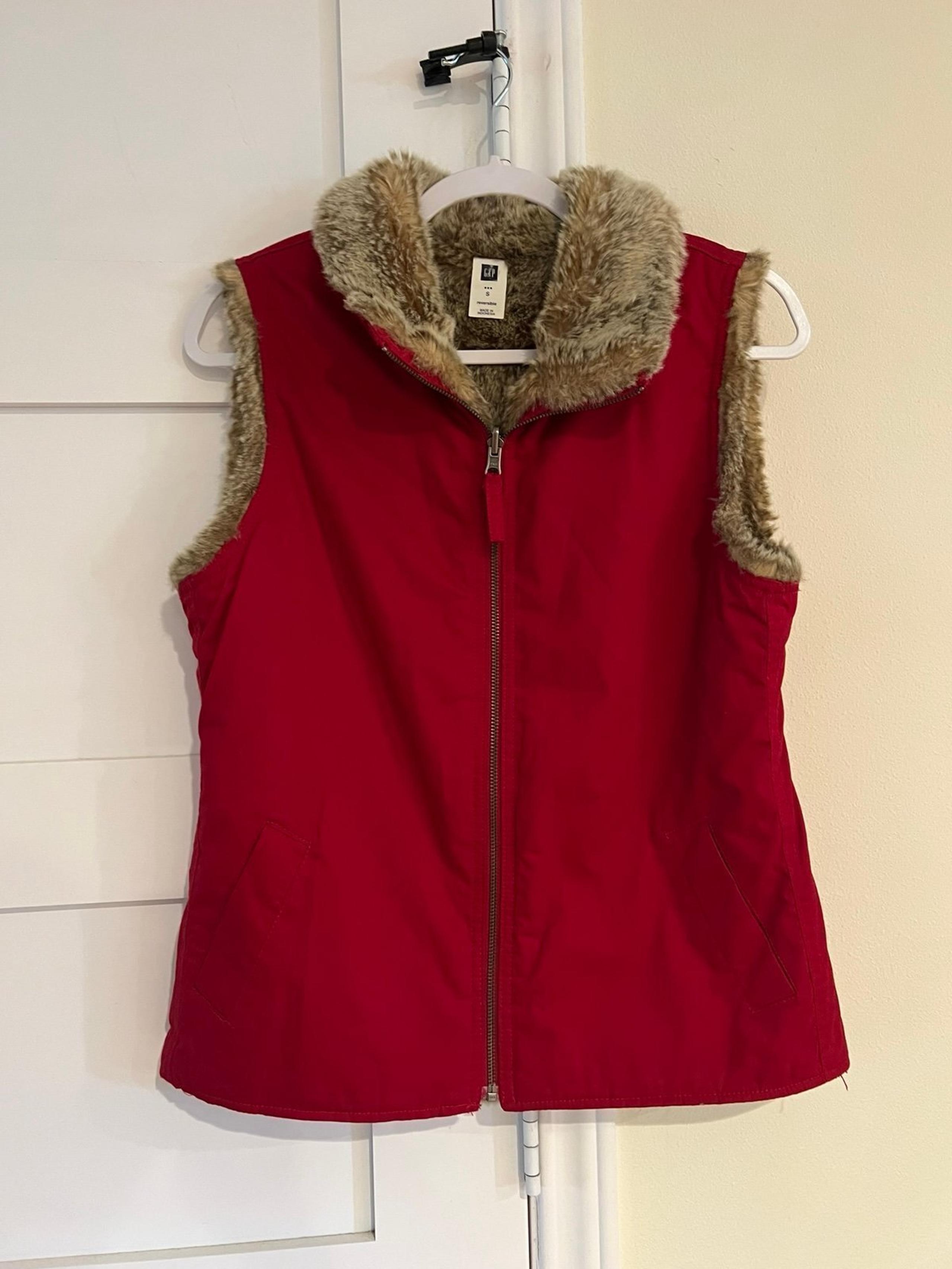 GAP Red Faux Fur Reversible Vest with Pockets Size Small EUC