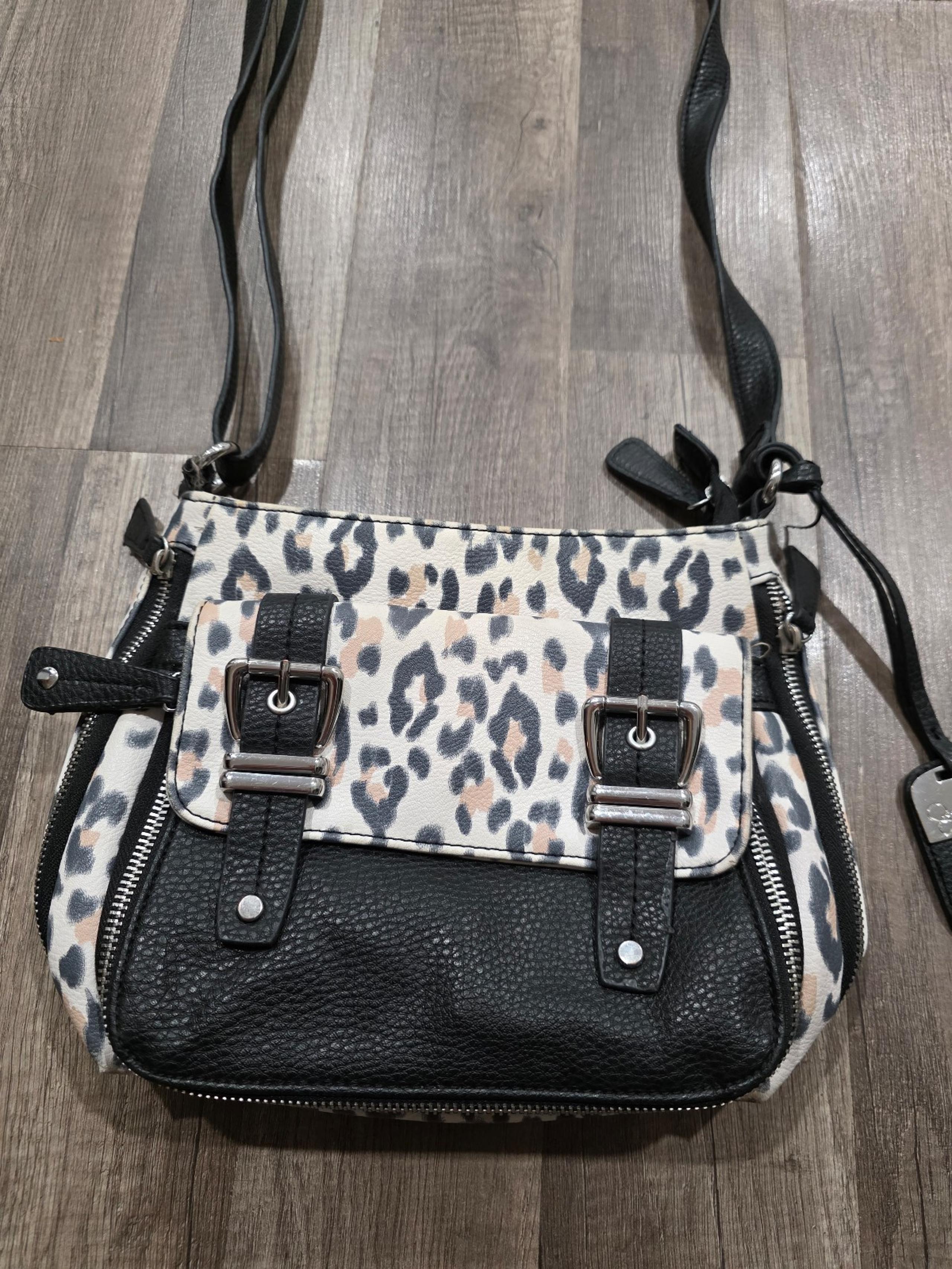 Vintage y2k Jessica Simpson leopard print crossbody flap bag
