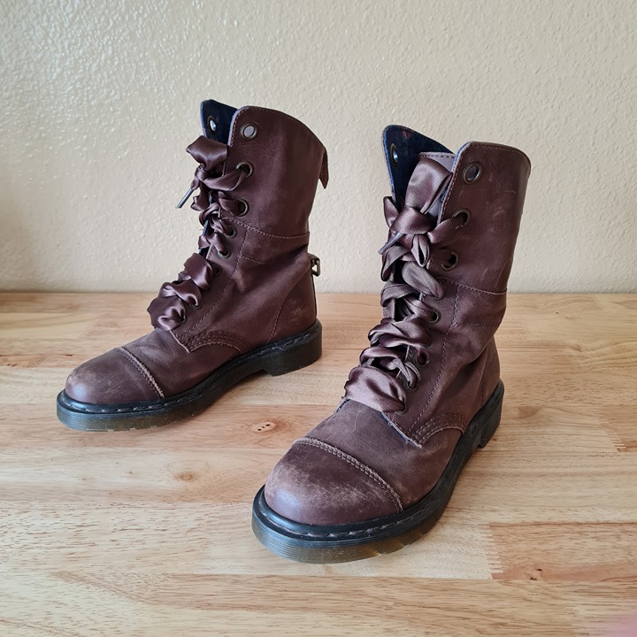 Dr martens deals triumph aimilita