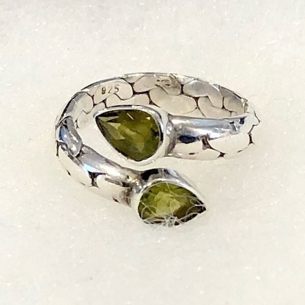 Vintage Peridot Sterling Silver Pebble Pattern Bypass Ring Sz 7