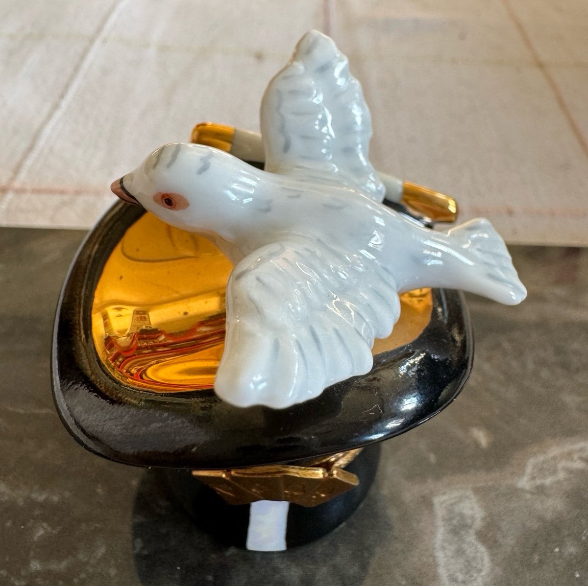 Limoges France Peint Main Magician’s Top Hat & Dove Porcelain Trinket Box