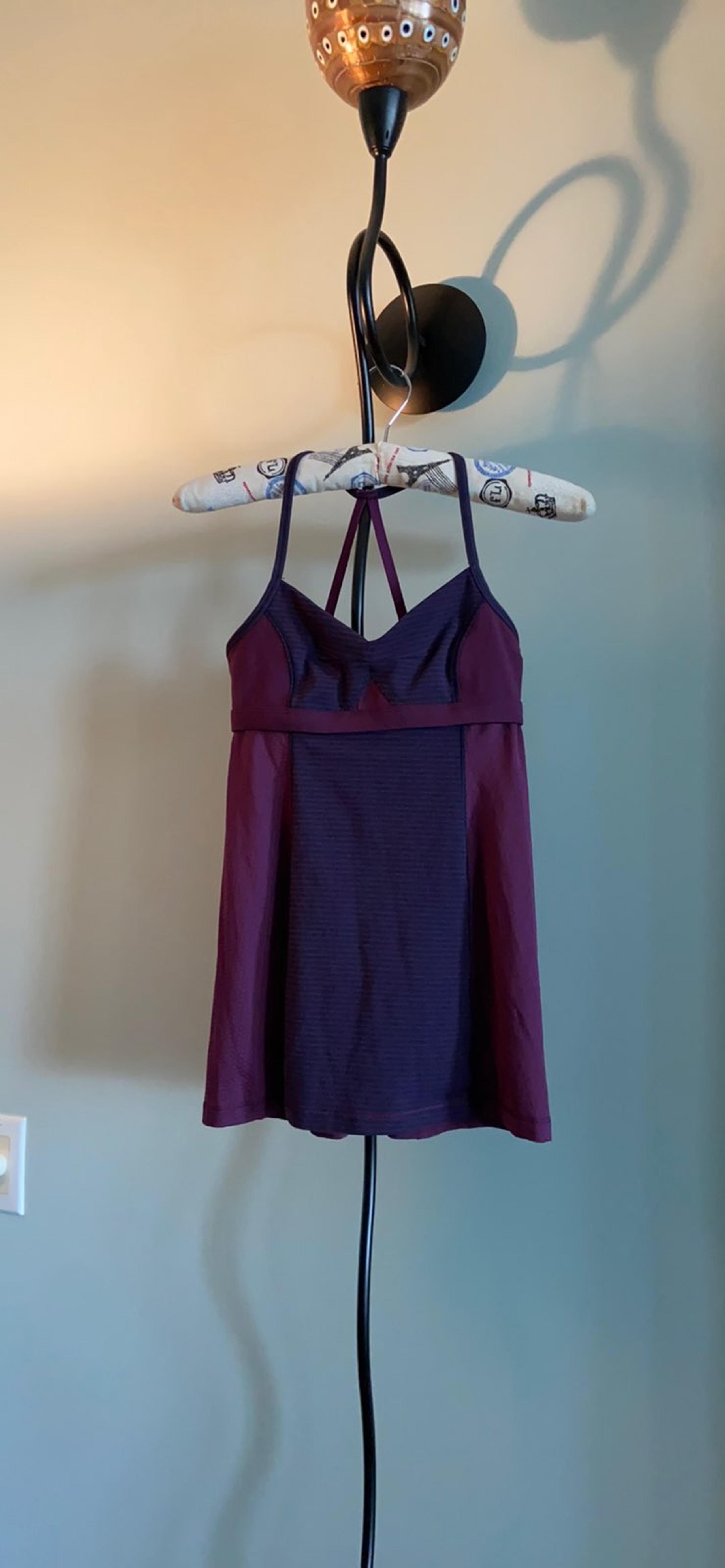 LULULEMON ATHLETICA V-NECK TANK