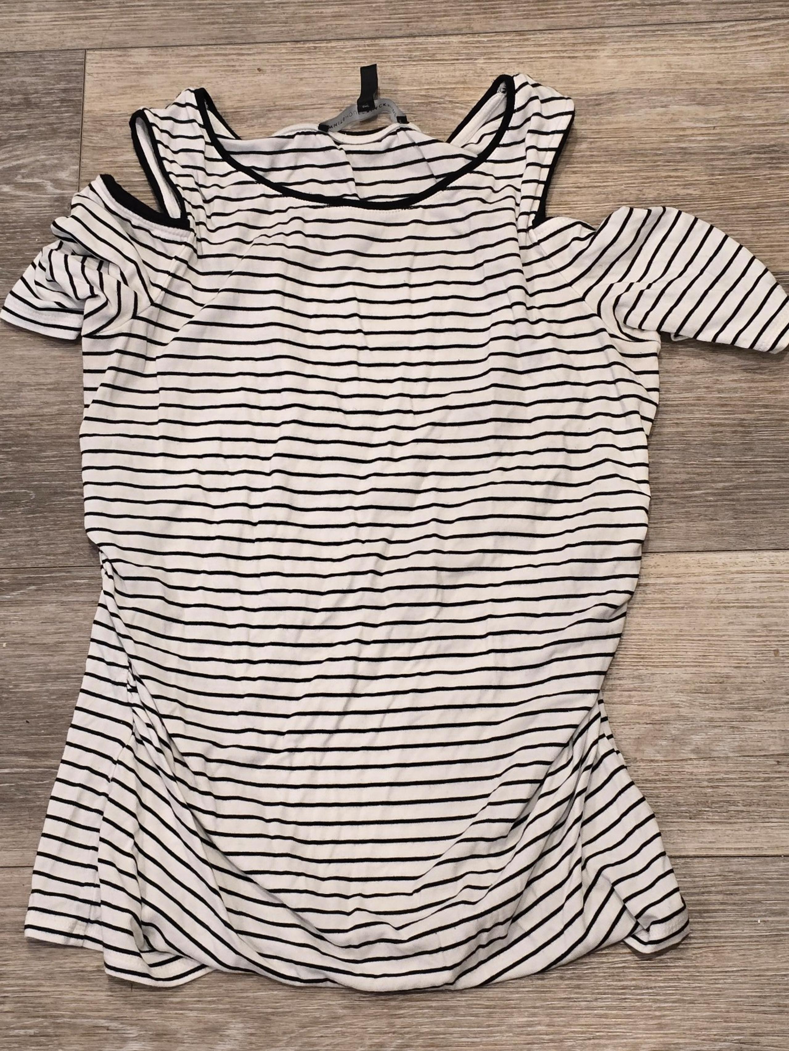 White house Black market sz Small cold shoulder black white stripe shirt