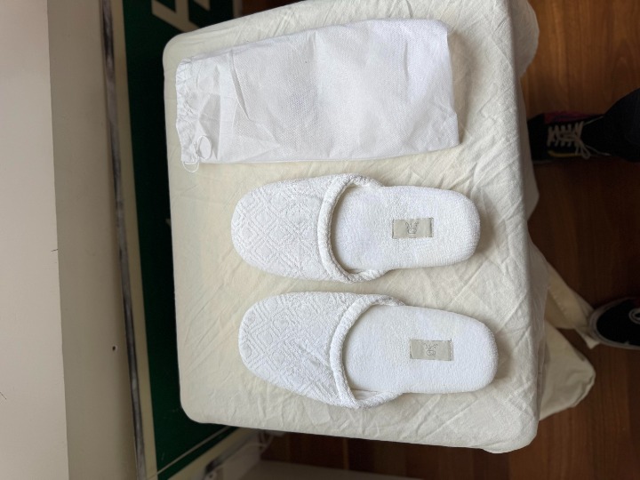 St. Regis Bora Bora Hotel Slippers White Waffle Travel Set NWT
