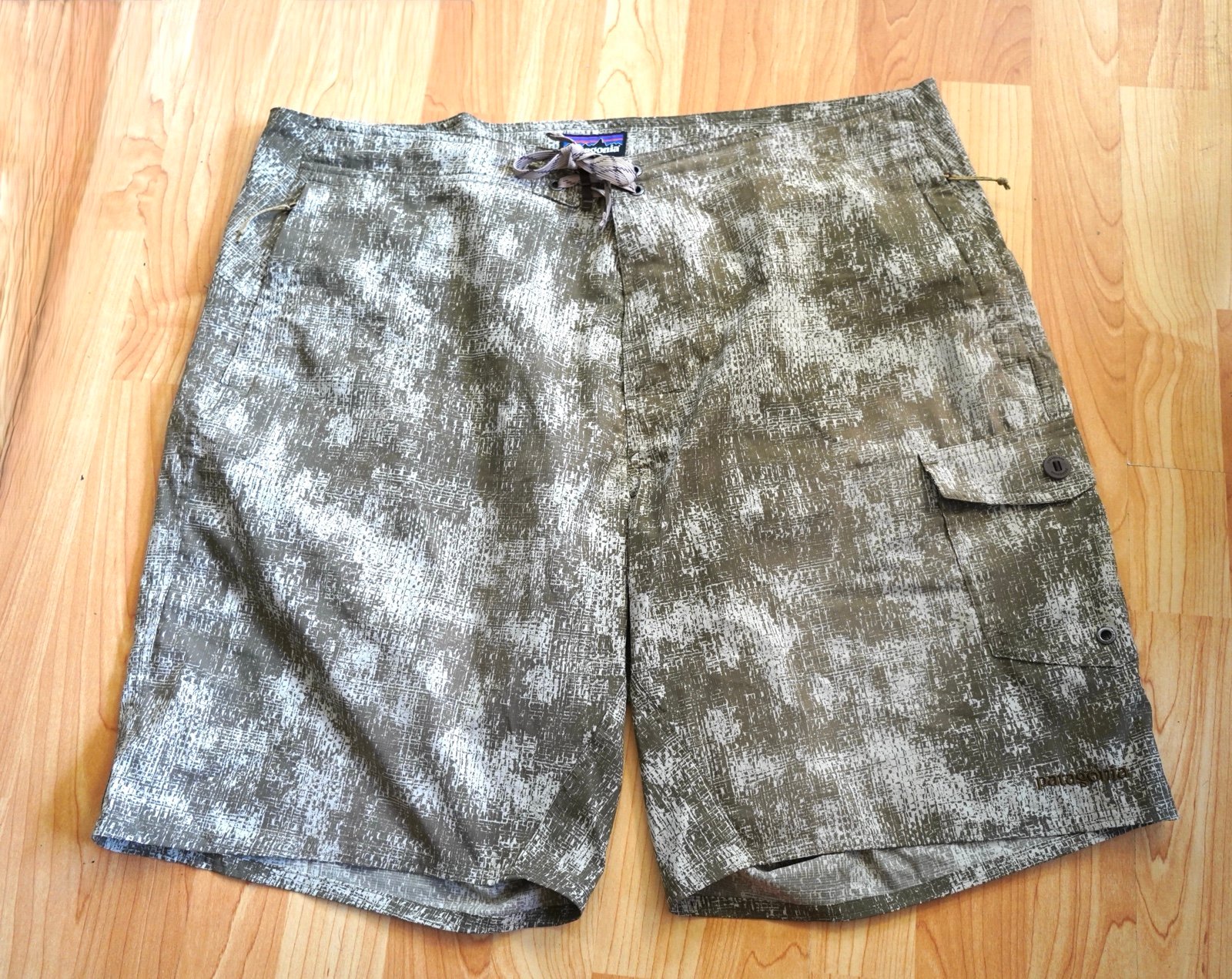 Patagonia Men’s Board Shorts Size 42 Green-tan color with zippered pockets EUC