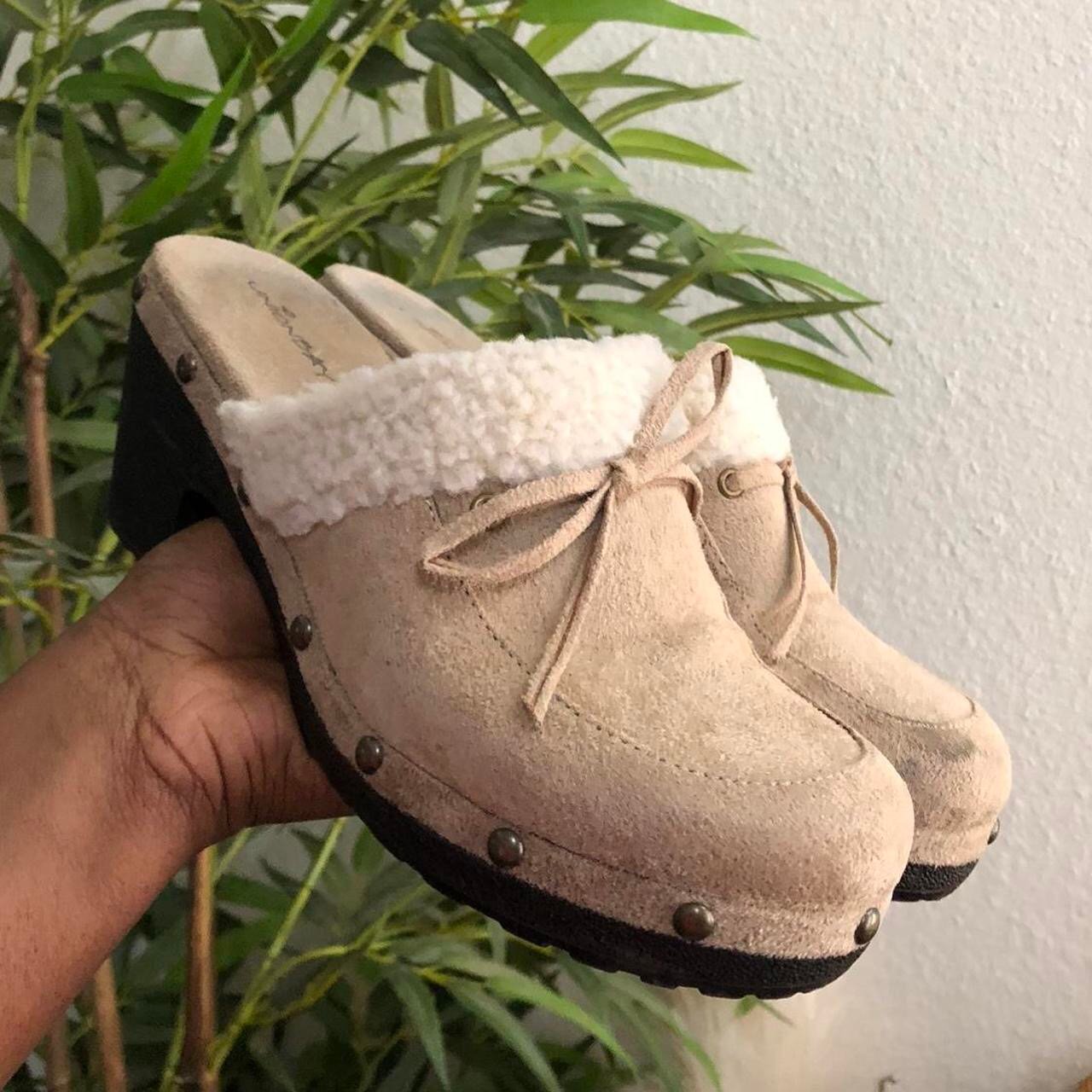 2000s Y2K Tan textile suede faux fur platform chunky 2.5” heel clogs mules gold