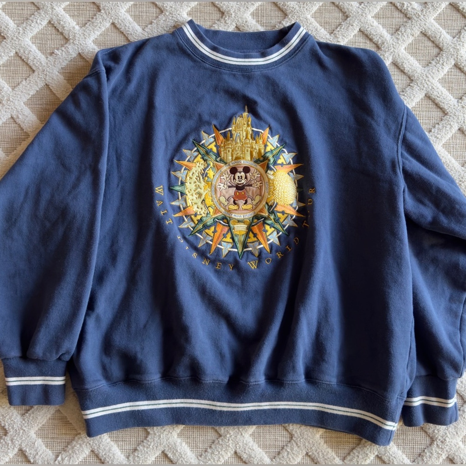 RARE Vintage Walt Disney Embroidered World Tour Navy Blue Sweatshirt Size L