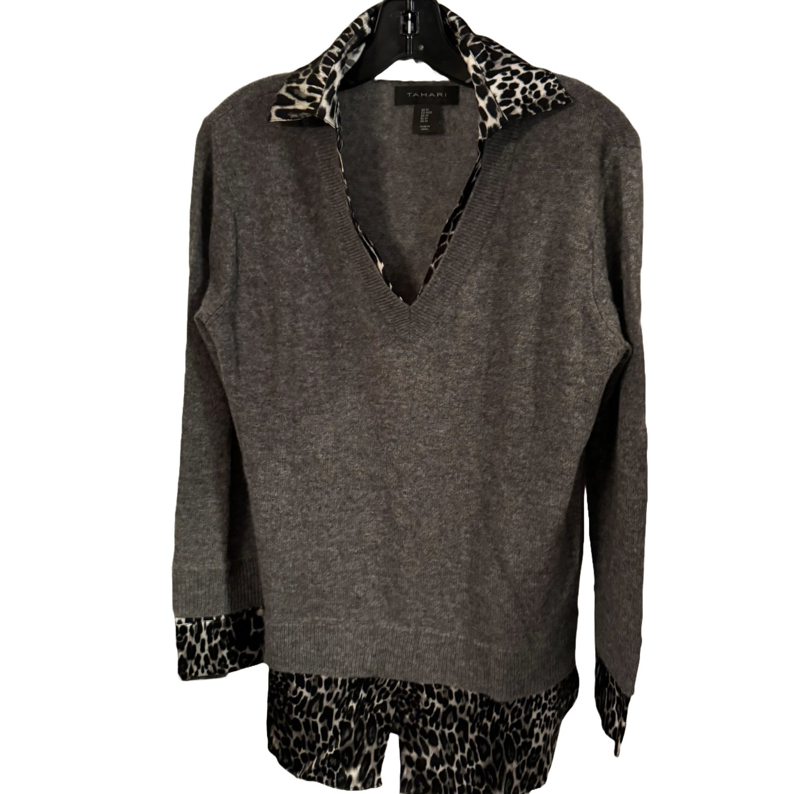 Tahari Gray Cashmere V-neck Sweater Silk Point Collar Lining Size Medium