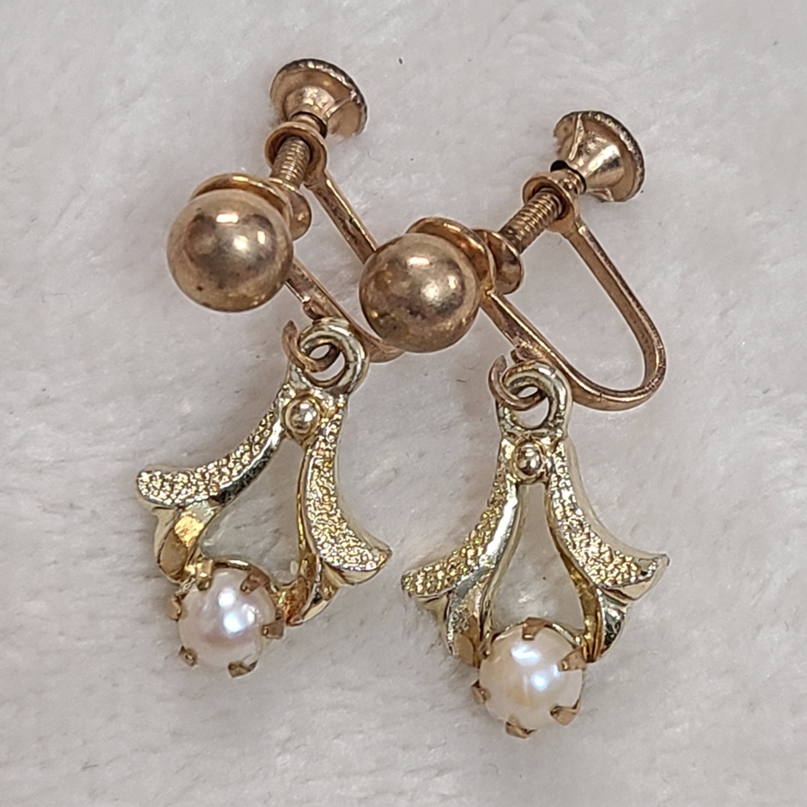 Vintage Gold Tone Pearl Screw Back Earrings