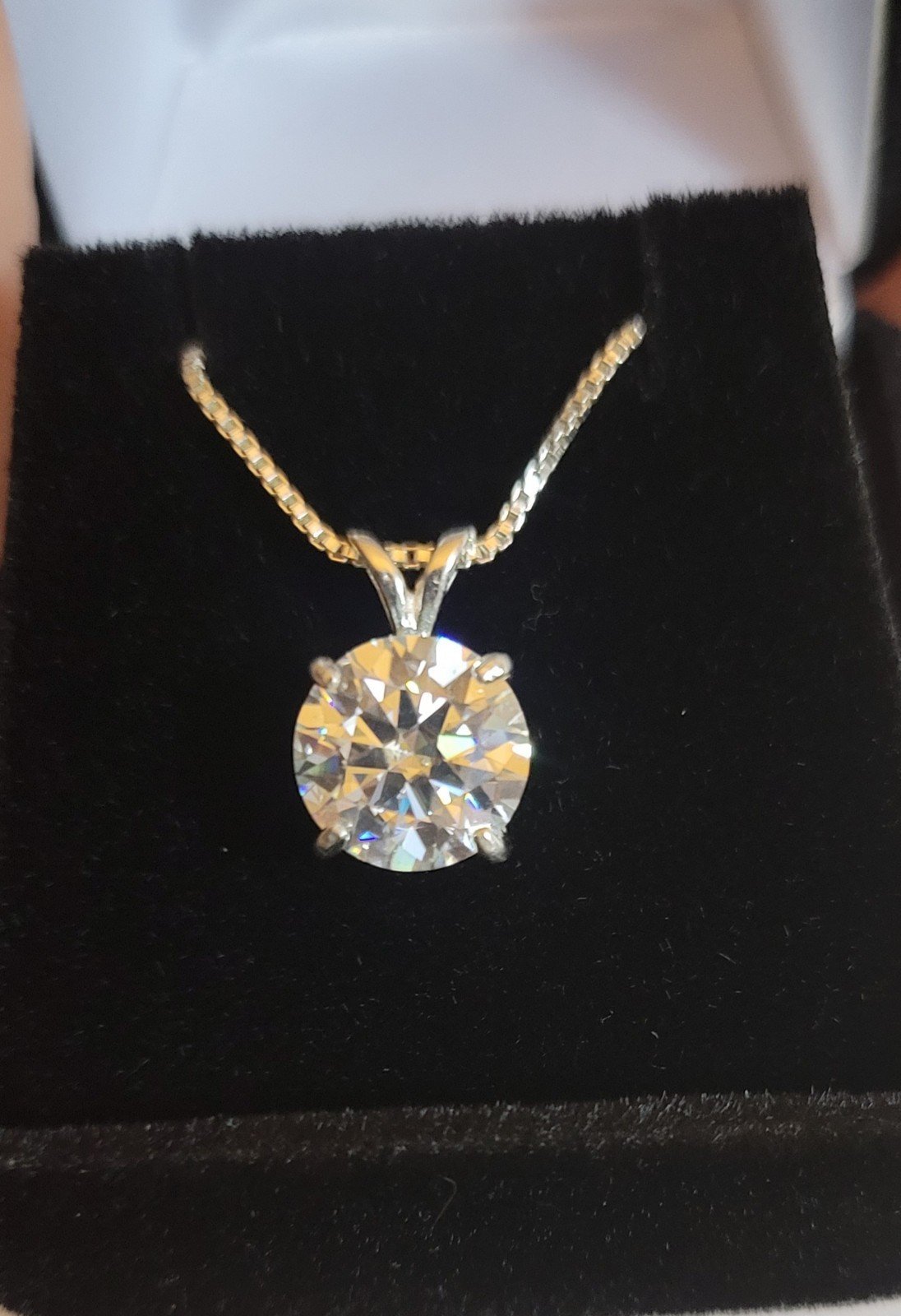 New 3ct Beautiful Moissanite Pendant With A Chain