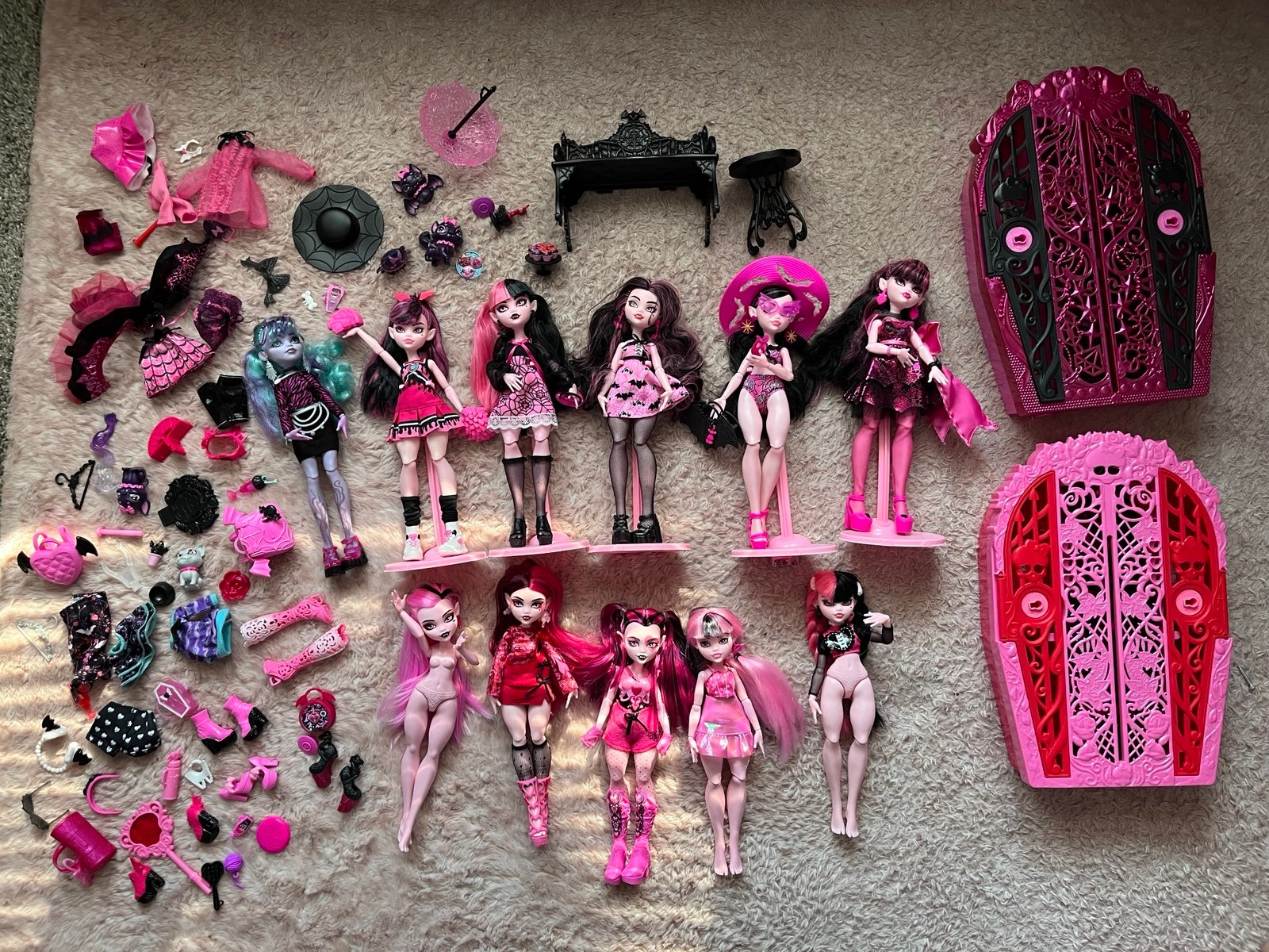 Draculaura Monster High G3 Bundle with stands