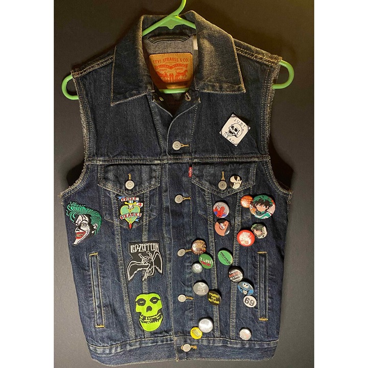 Levis Jean Denim Trucker Vest Mens XS Heavy Metal Patches Buttons Grunge Y2K