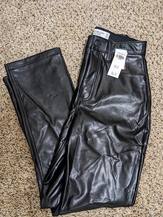 Abercrombie Curve Love Vegan Leather 90s Straight Pant Size 26 Short