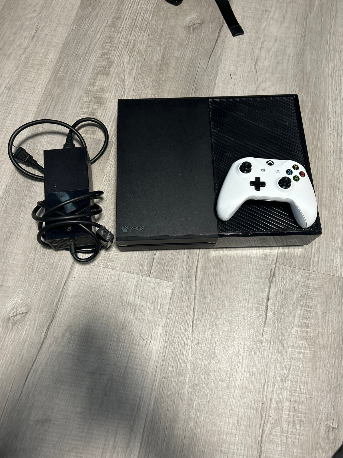 Xbox one with controller (ALL INCLUDED - WORKS PERFECTLY)