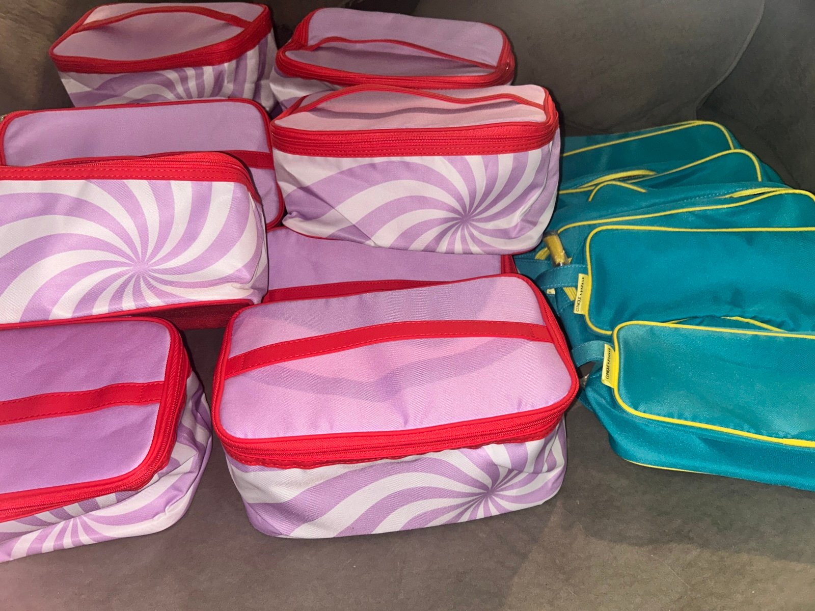 LOT OF 20 PIECE CLINIQUE MAKEUP CASE BAG NEW