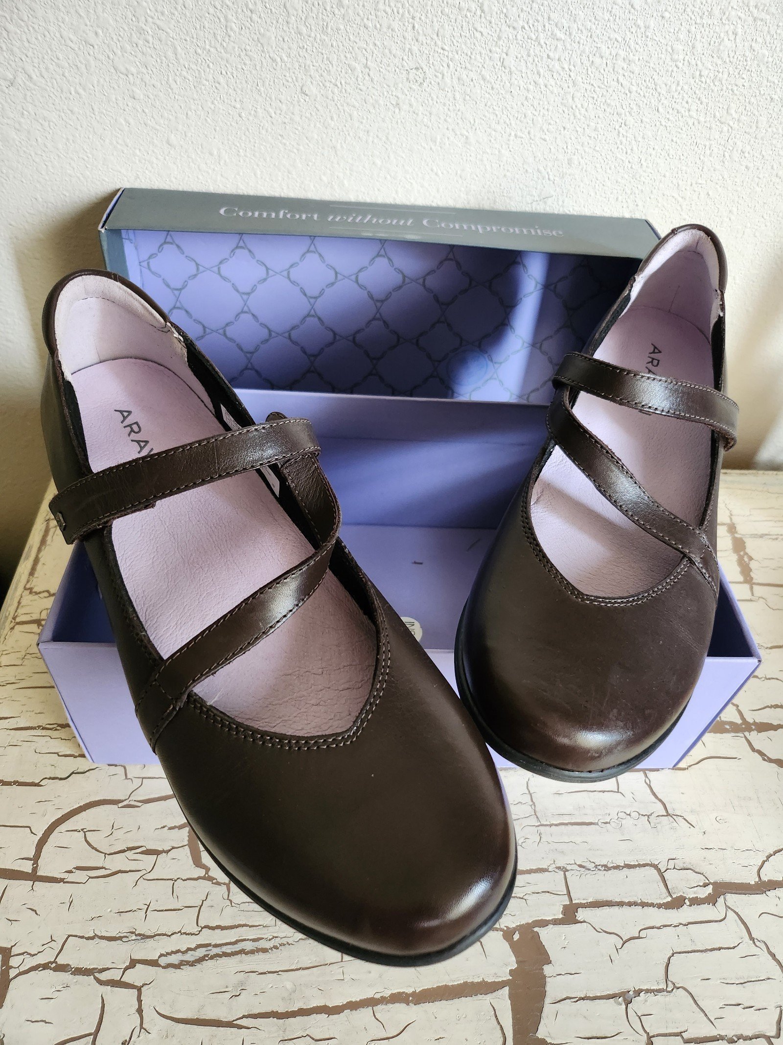 Like-New Aravon 9 Abbey Z-Strap Shoes Brown