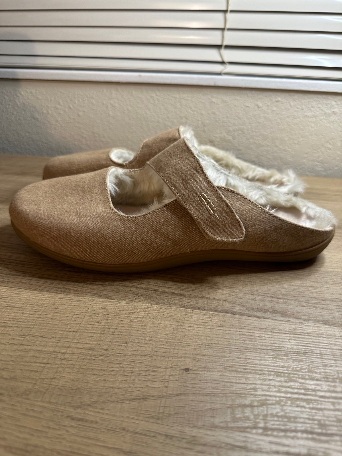 Revitalign Oceanside Slipper color camel sz 10