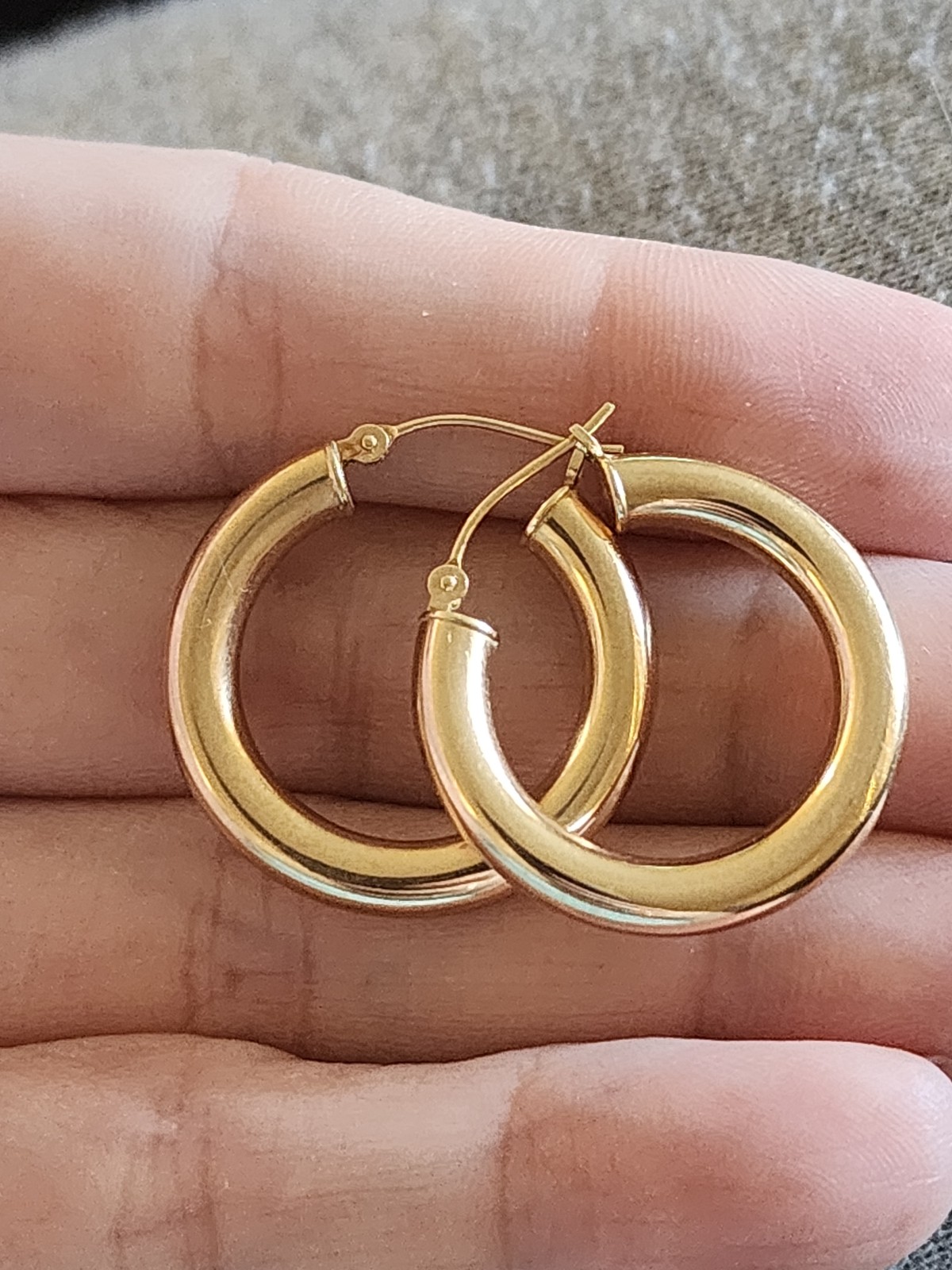 14k gold Hoop Earrings. Large.
