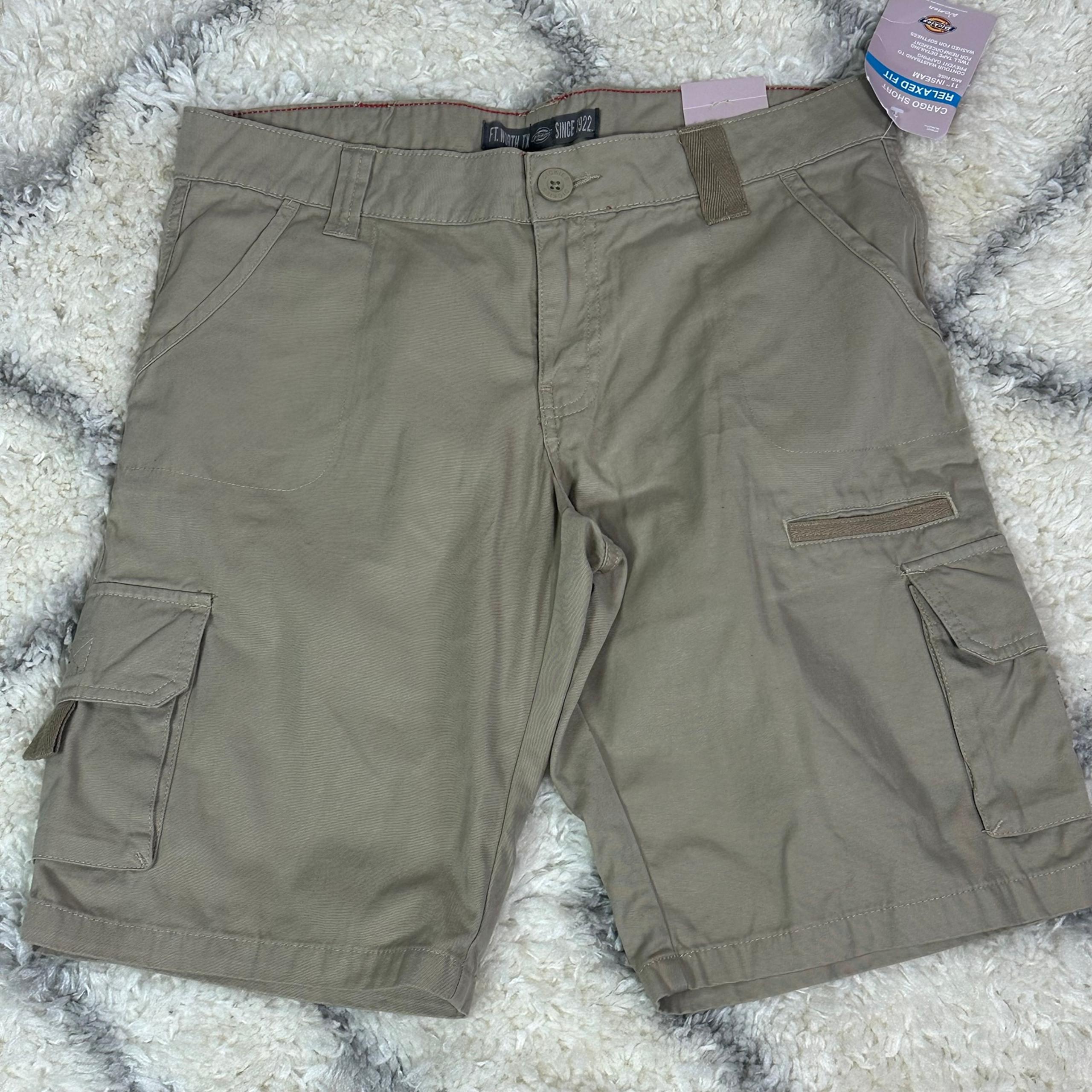 Dickies Women's Cargo Shorts in Khaki
Size: 10 Dickies
NWT