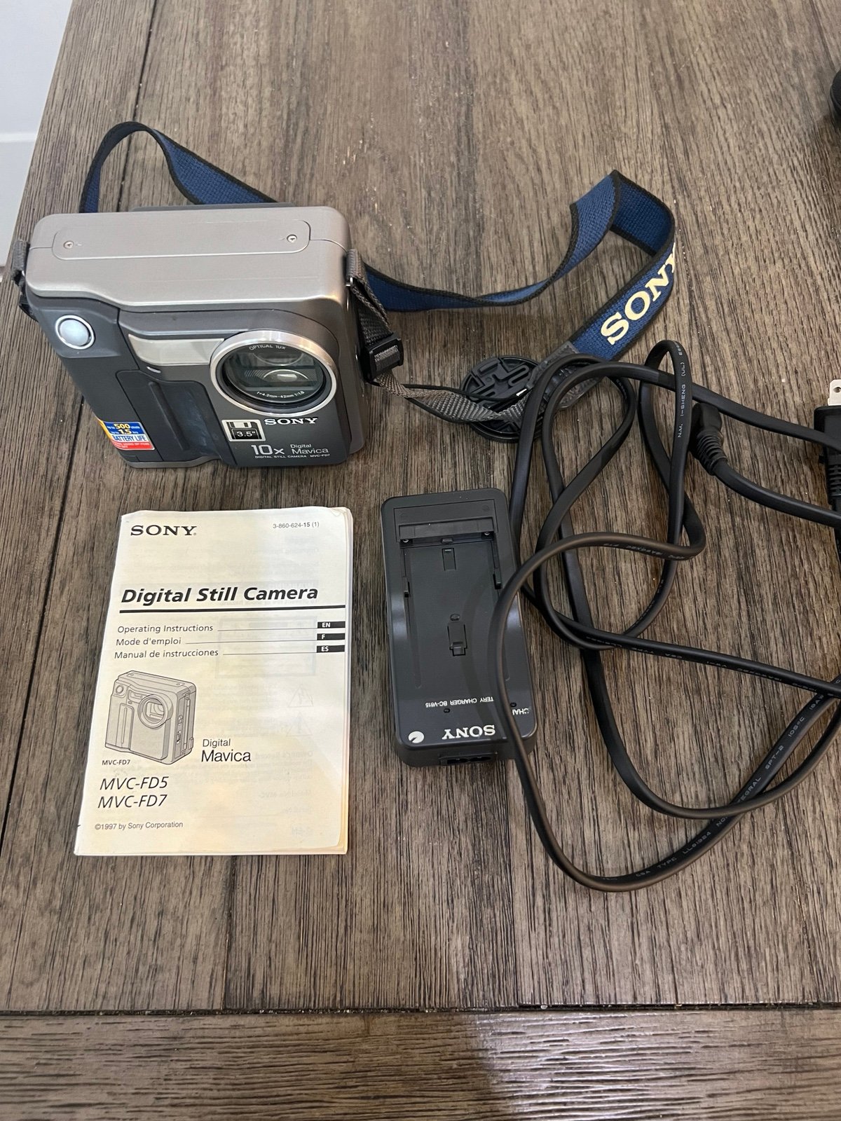 Mint Sony Digital Mavica MVC-FD7 Video Still Camera Video Floppy from 1997!