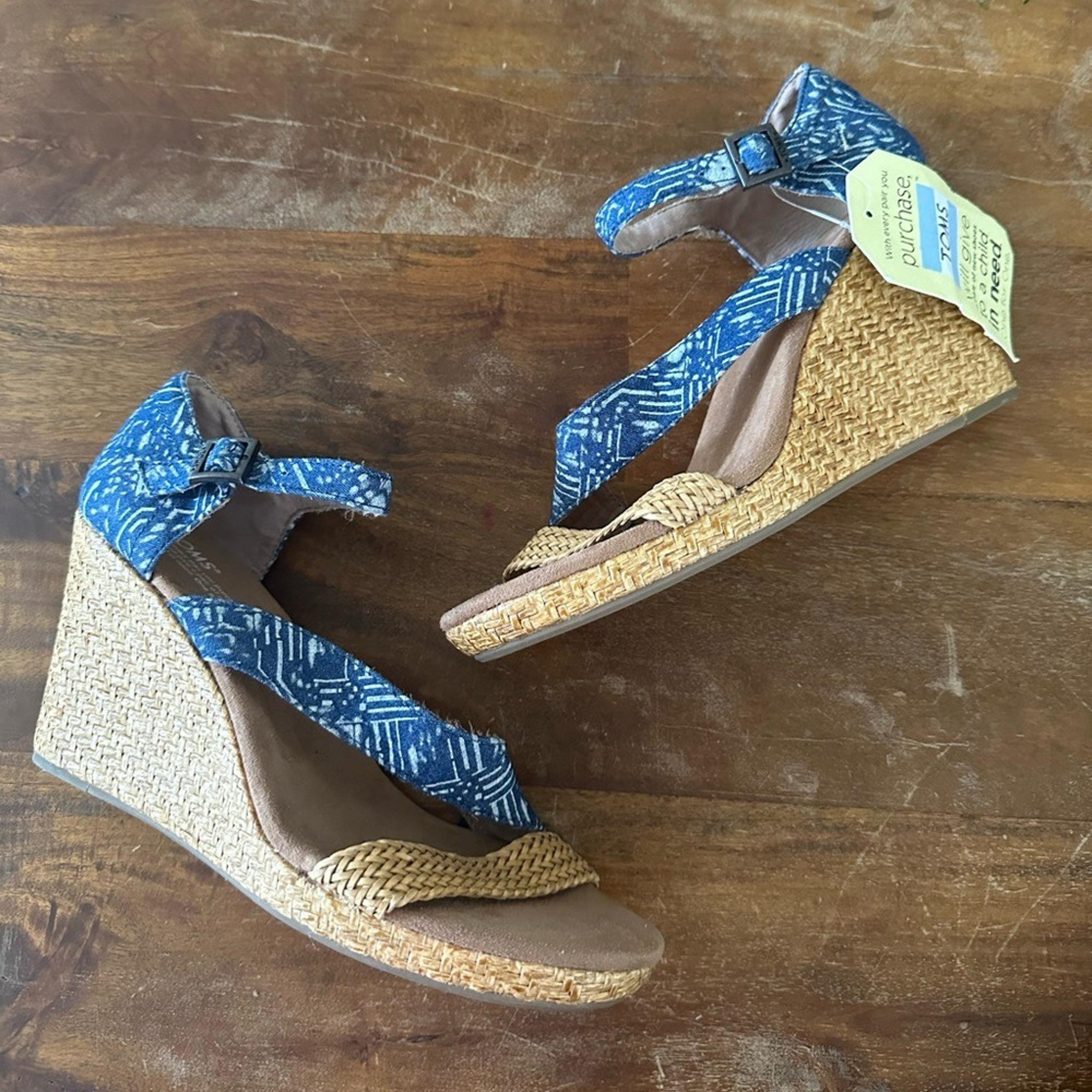 Tom's Clarissa blue batik wrapped wedge sandals size ladies 10 NWT