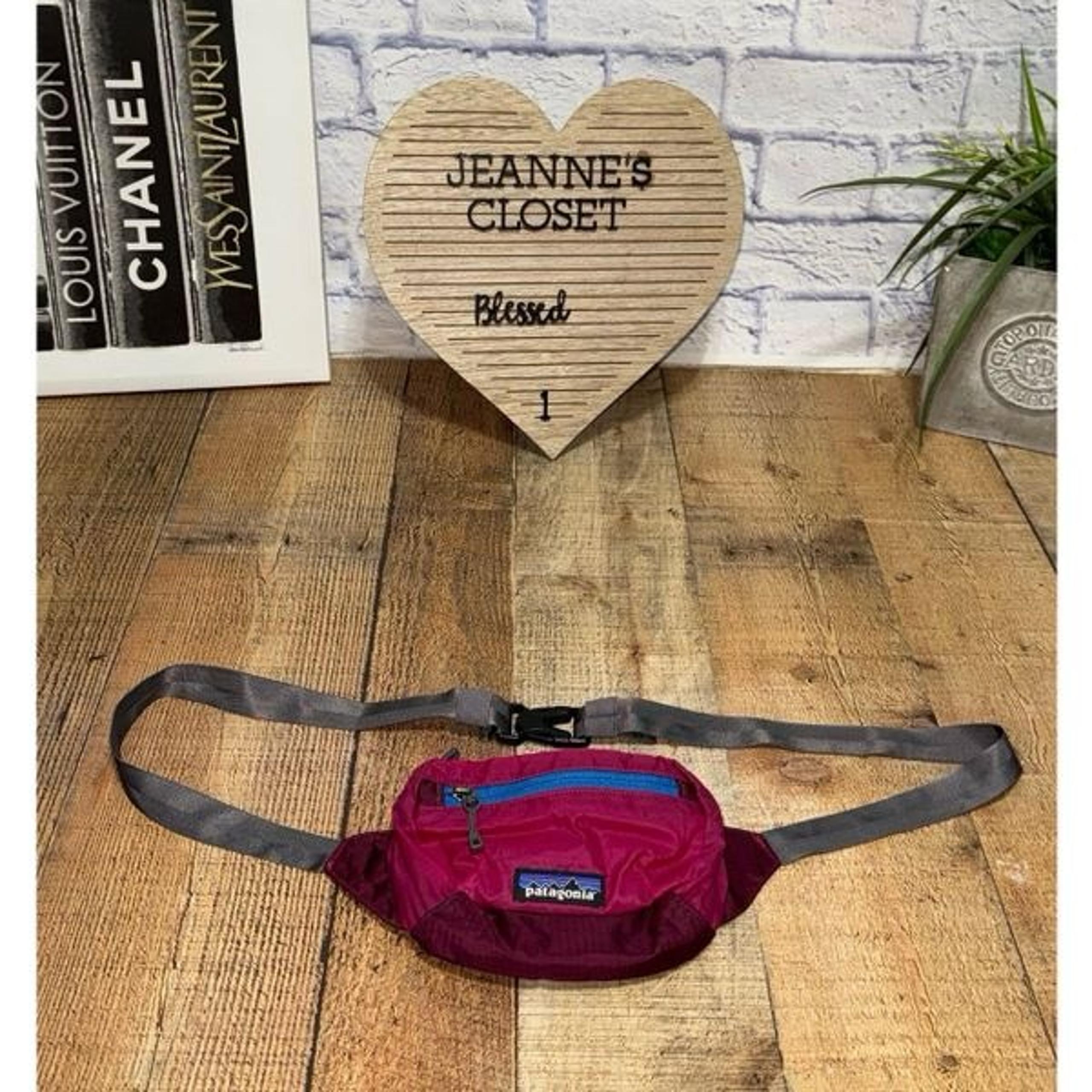 Patagonia travel small fanny pack bag 
Lightweight 
Adjustable waist 
Approx mea