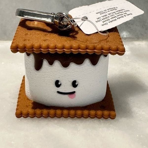 Bath & Body Works Smorrs Cracker Marshmallow Pocketbac Holder Keychain Dispenser