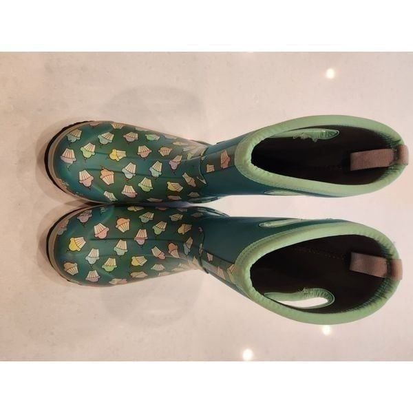 Bogs Youth boots size 5.