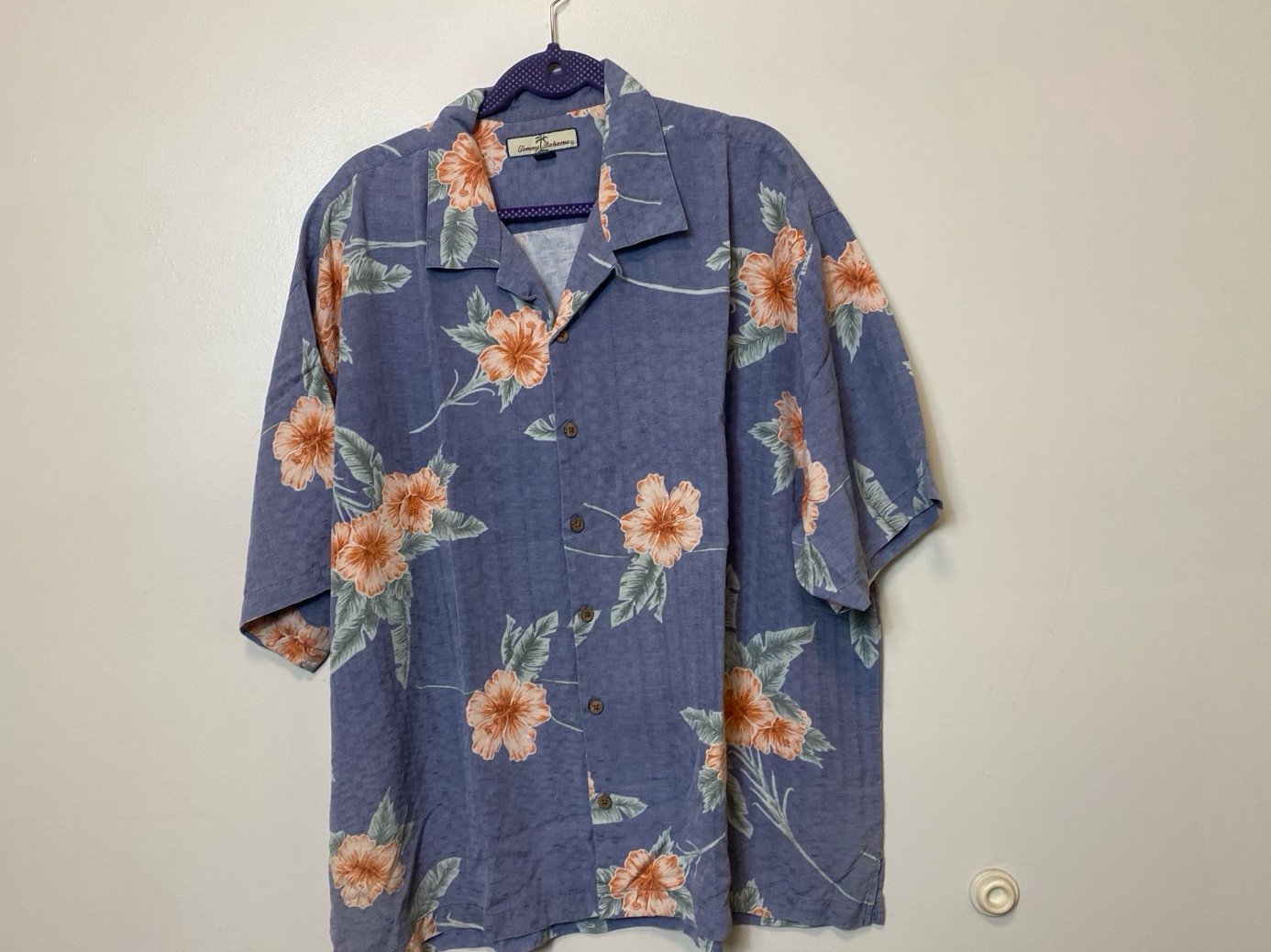 Tommy Bahama Men’s Button Down Flowered Short Sleeve Shirt. Blue. Size XXL.