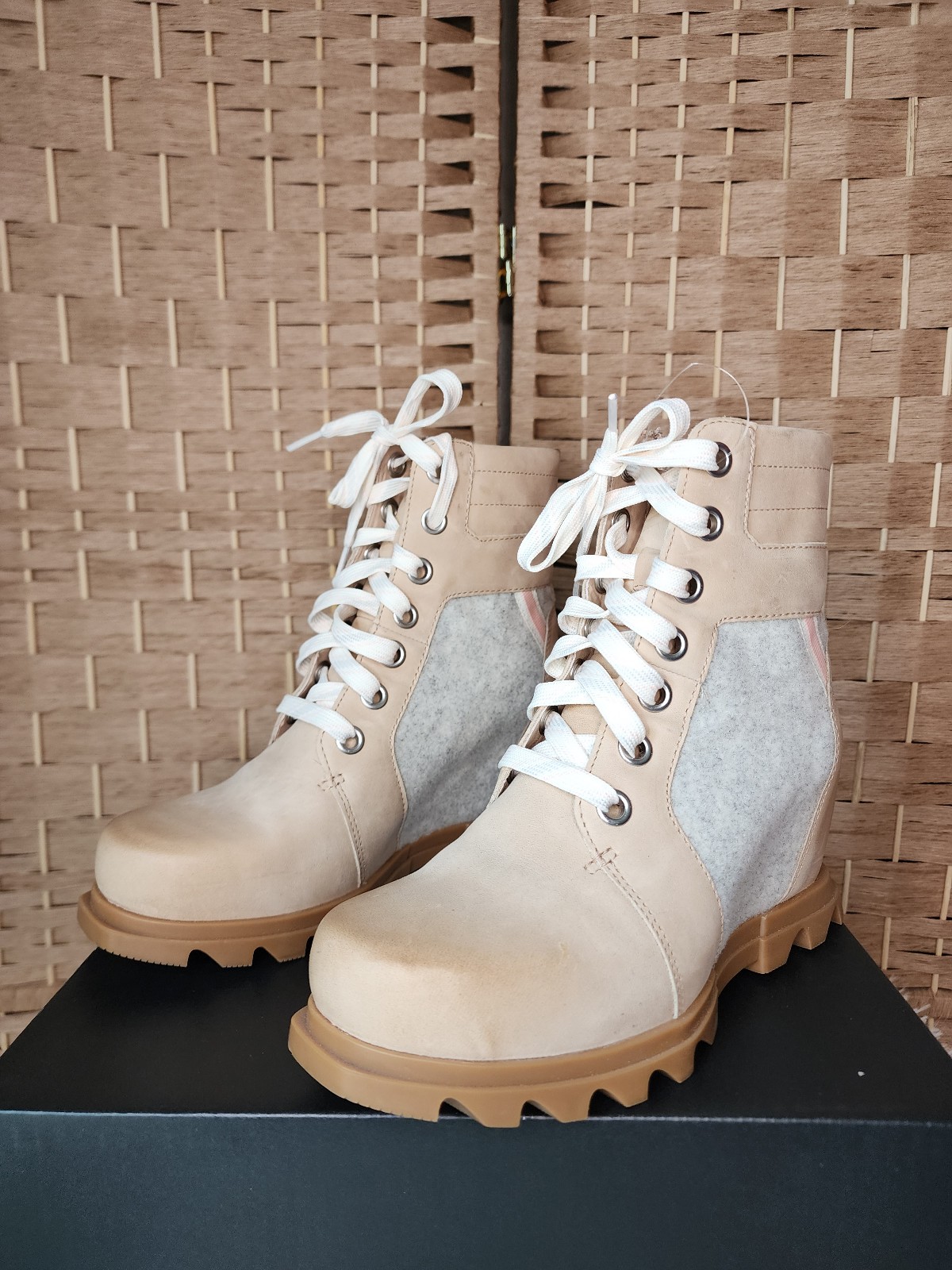 Sorel Joan of Arctic Wedge Lexie Booties natural Tan 7.5 with Box
