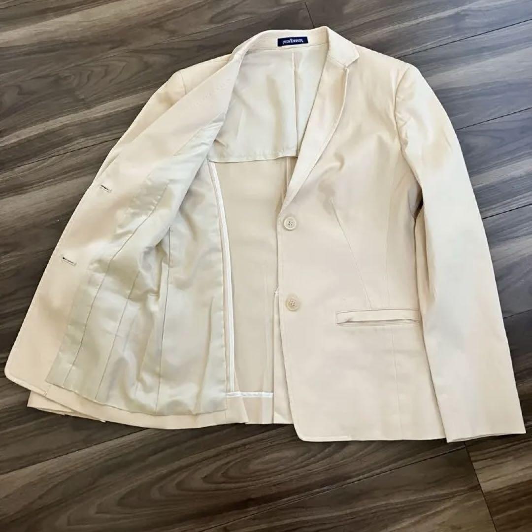 In excellent condition, NEW YORKER jacket and pants set-up suit.