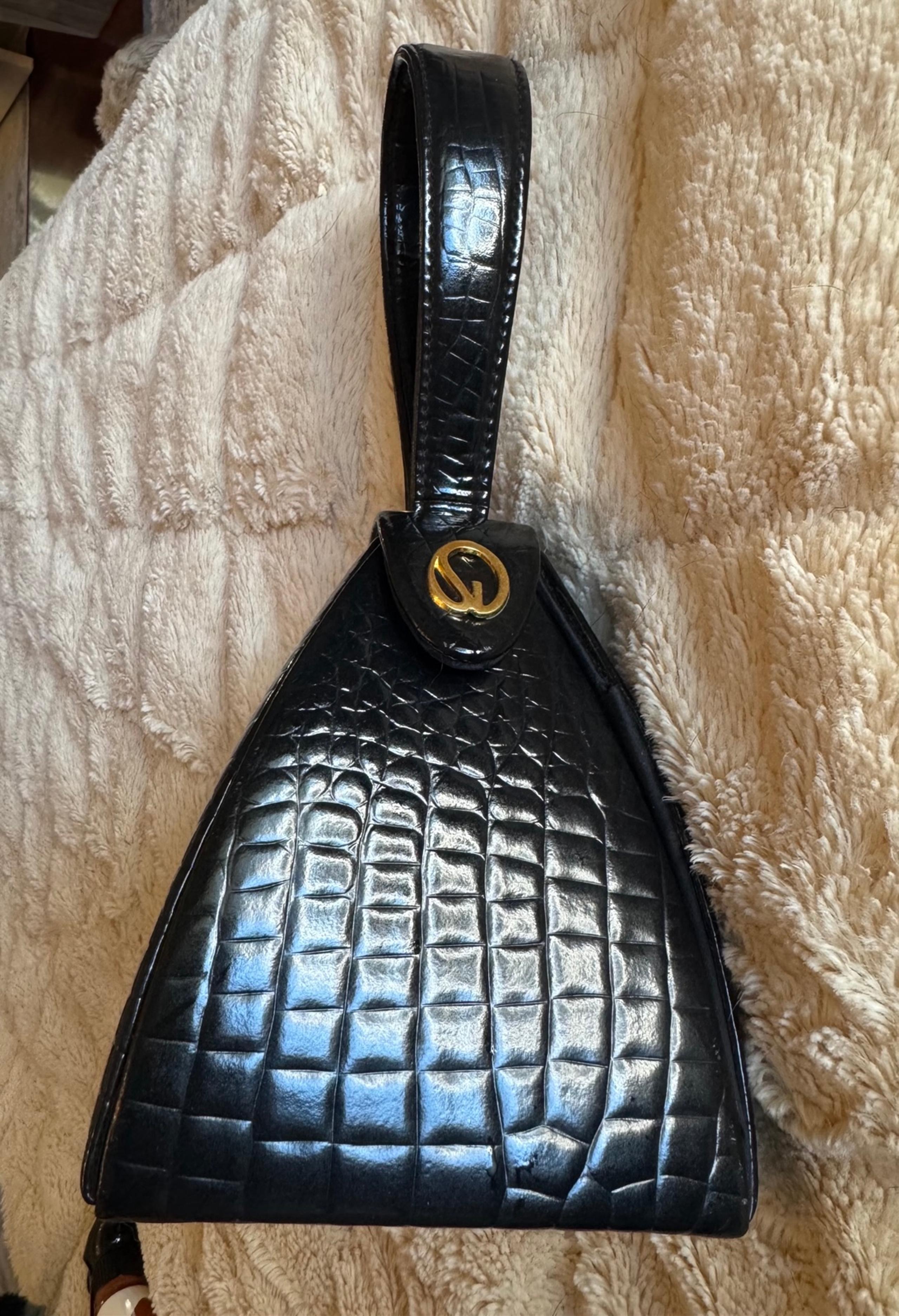 St John Patent Leather Embossed Croc Prnt Structured Pyramid Wristlet Clutch