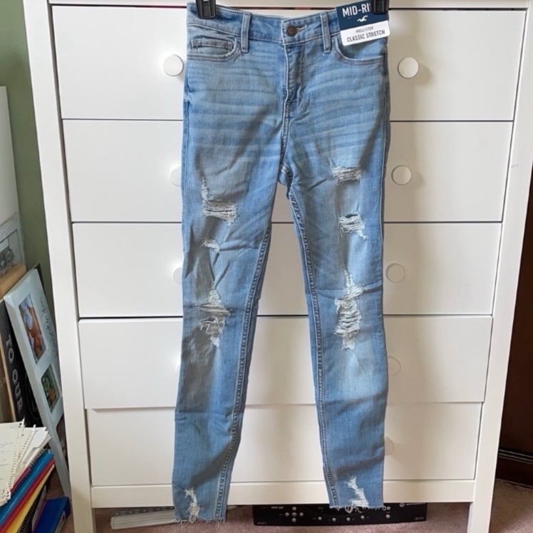 NWT HOLLISTER SIZE 3 LIGHT DENIM DISTRESSED JEANS
