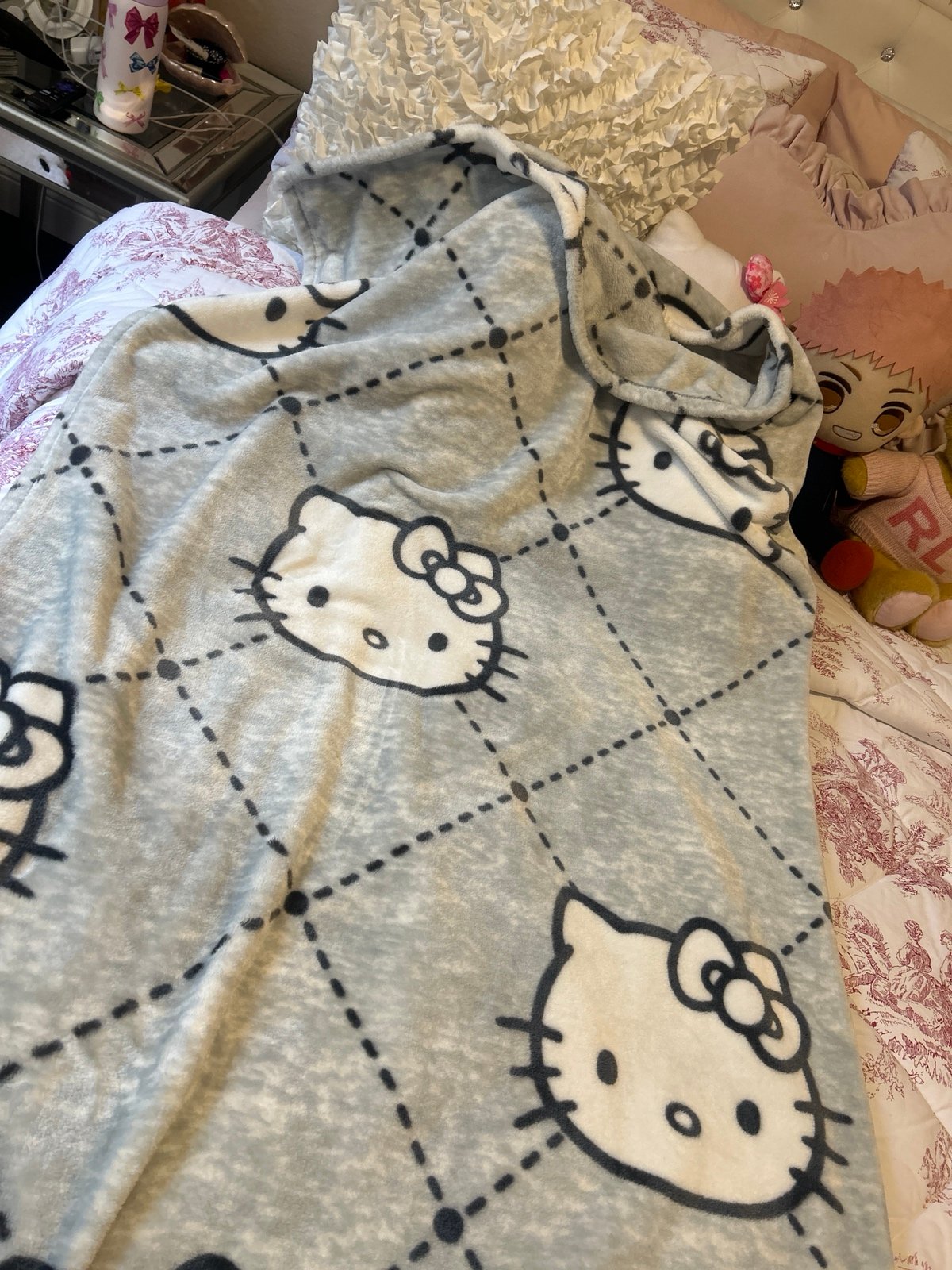 Viral hello kitty blanket