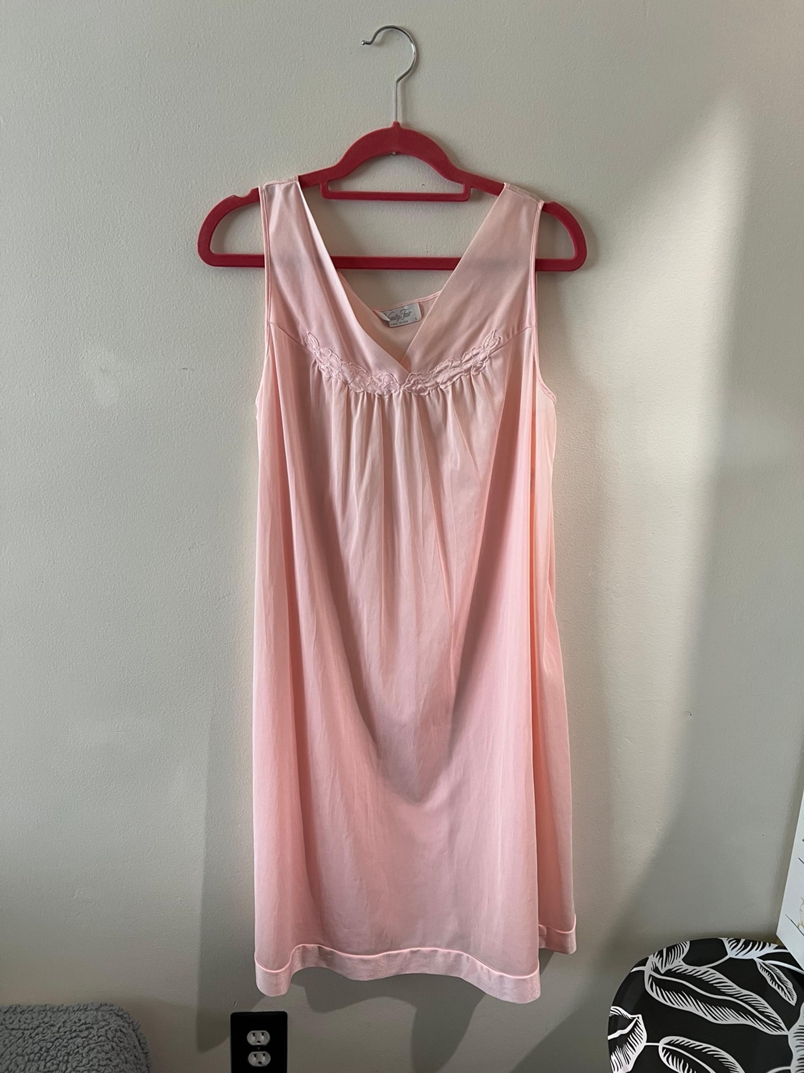 Women’s Vintage Pink Embroidered Vanity Fair Nightgown Pajamas in EUC size L