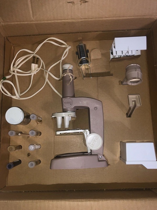 Gilbert microscope and lab set model No 13089 with frog, bee, butterfly, fish ++