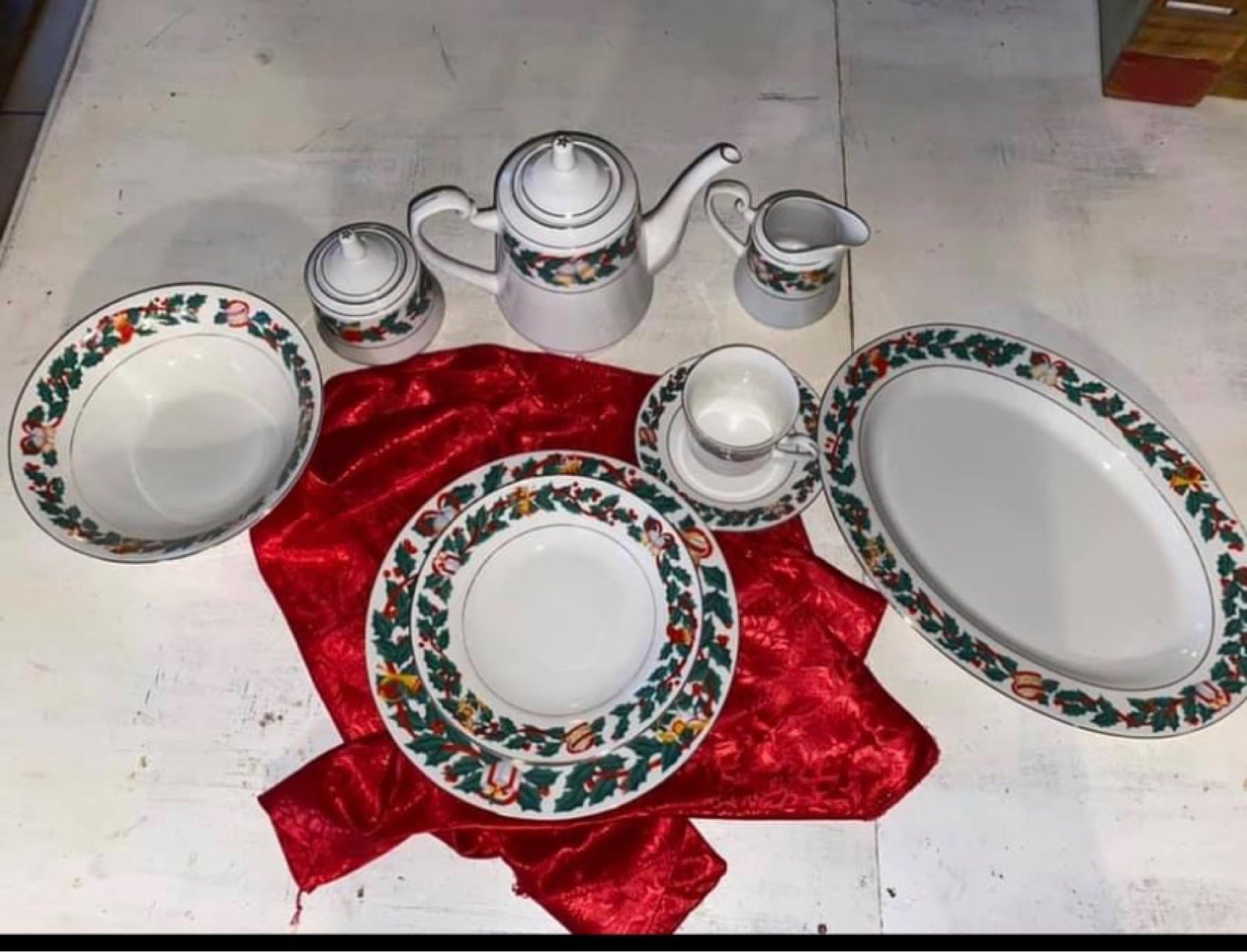 ROYAL MAJESTIC FINE CHINA CHRISTMAS EVE #8447 PATTERN TEA SET 50pc Set for Eight