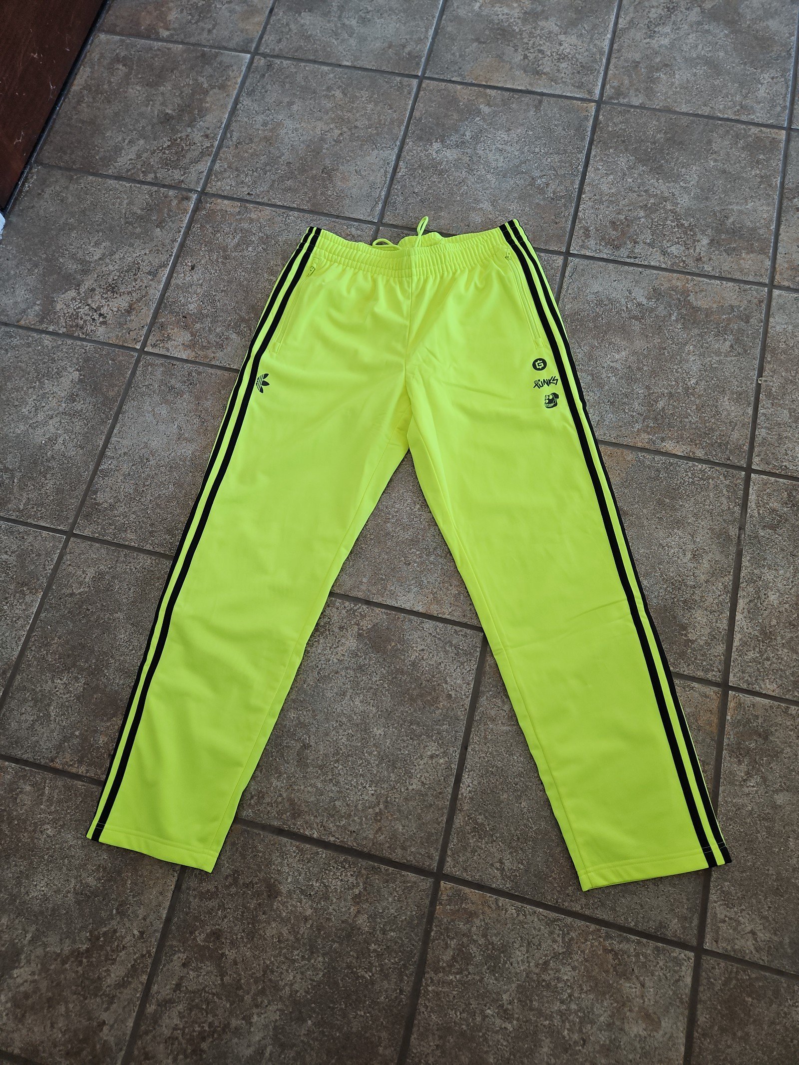 Adidas joggers size L NWT