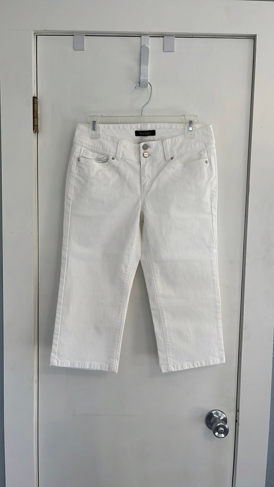 White House Black Market Noir White Jean Capri. Stunning and unique! Double butt
